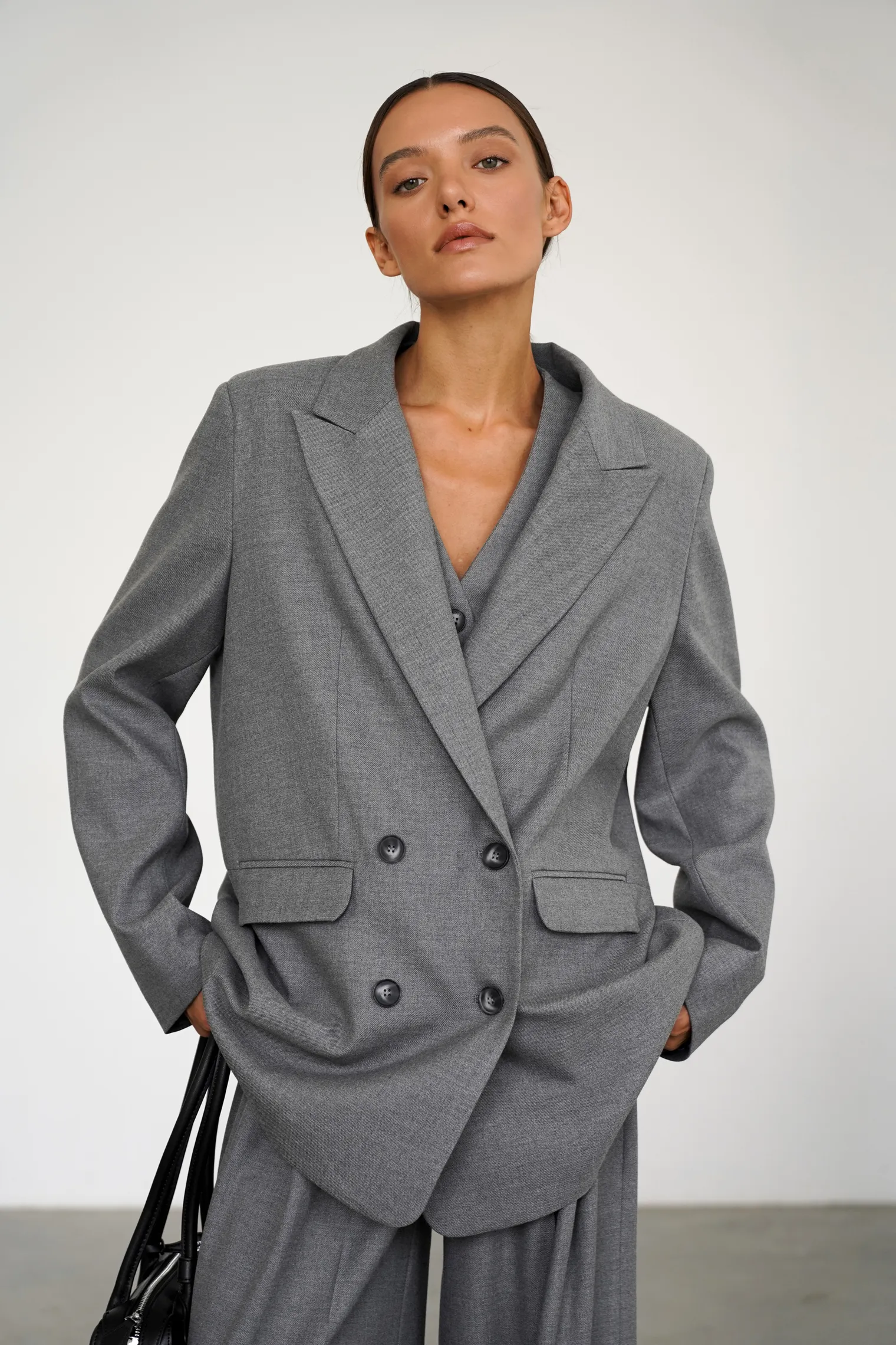 Двубортный жакет с накладными карманами серого цвета фото 7