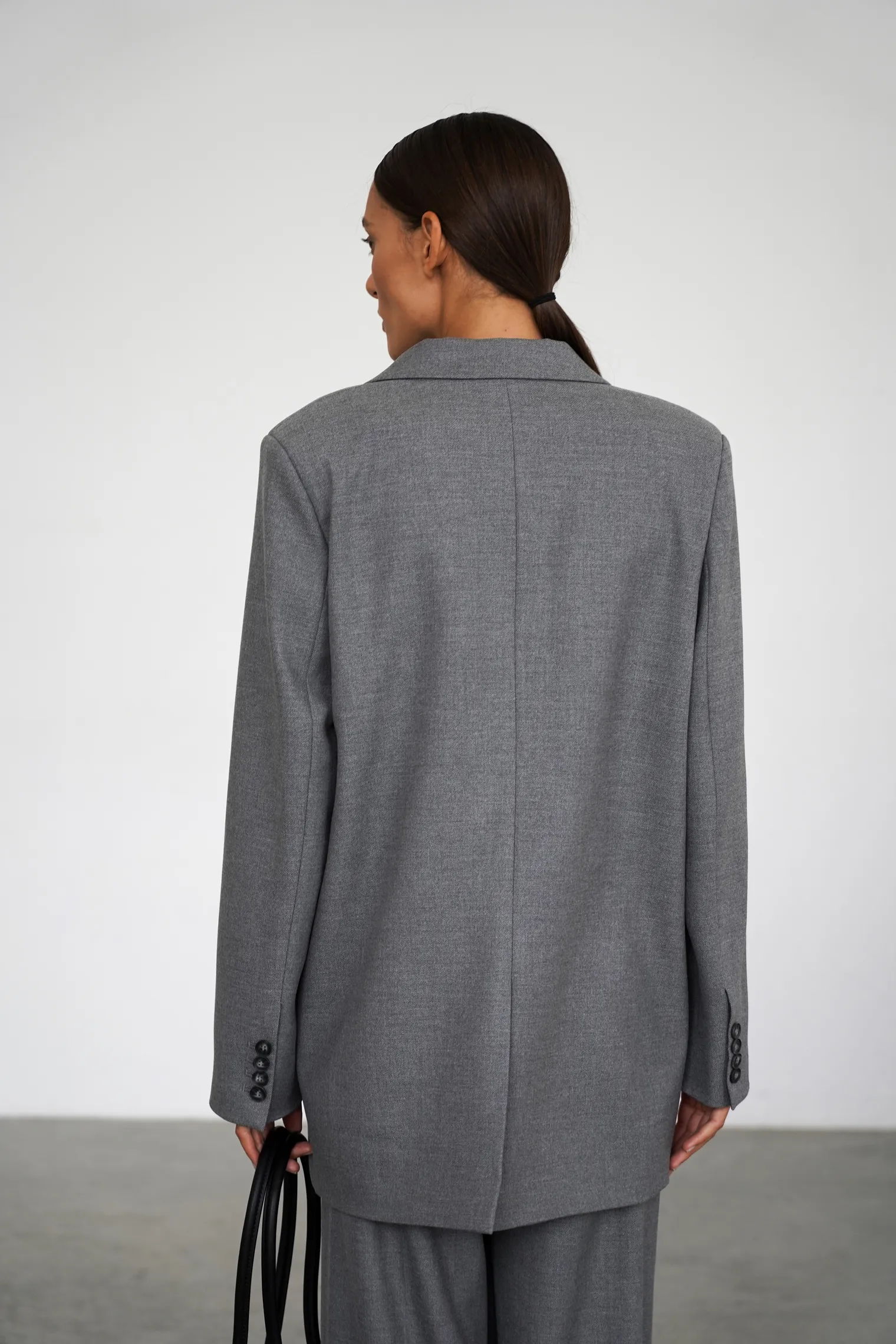 Двубортный жакет с накладными карманами серого цвета фото 4