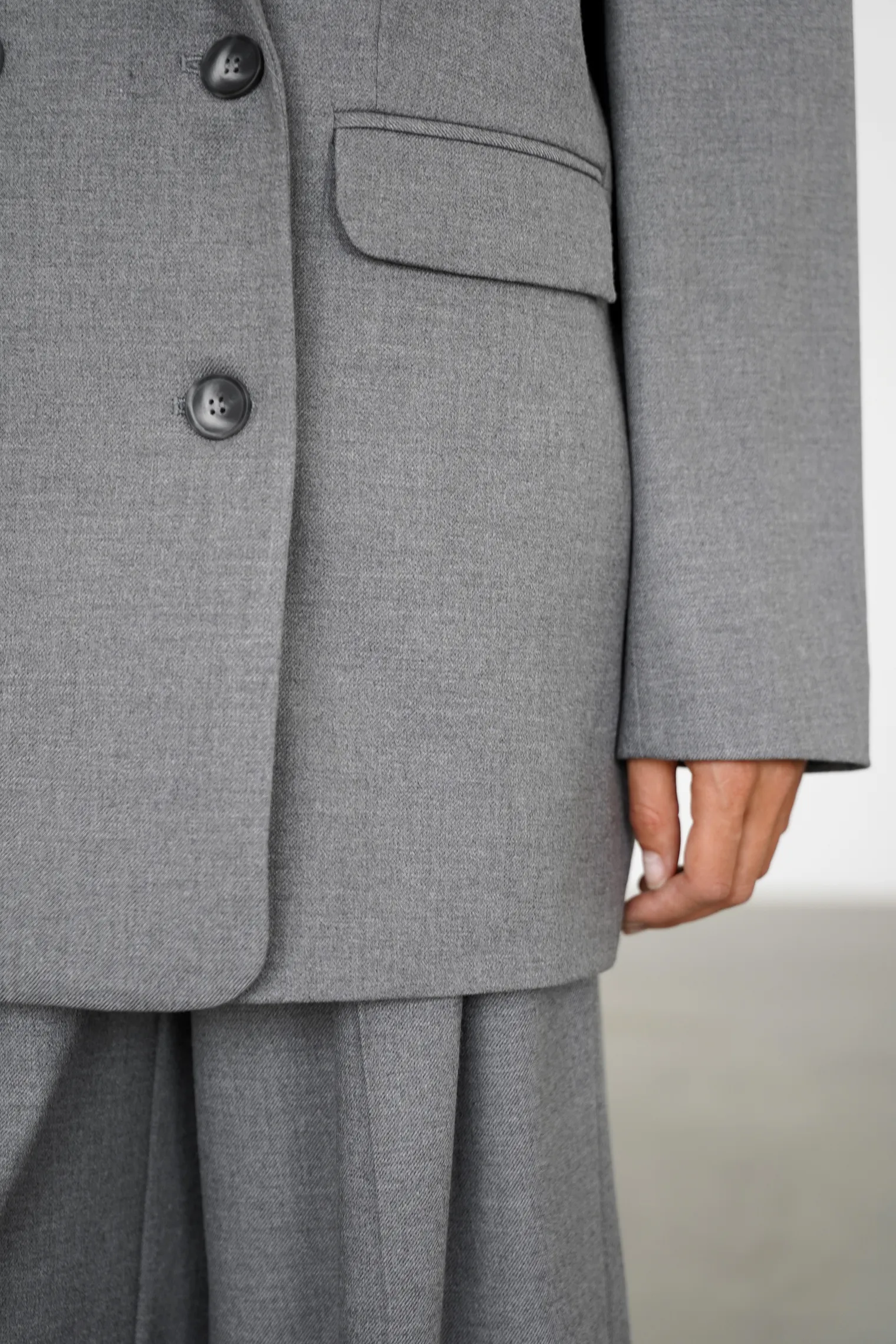 Двубортный жакет с накладными карманами серого цвета фото 2