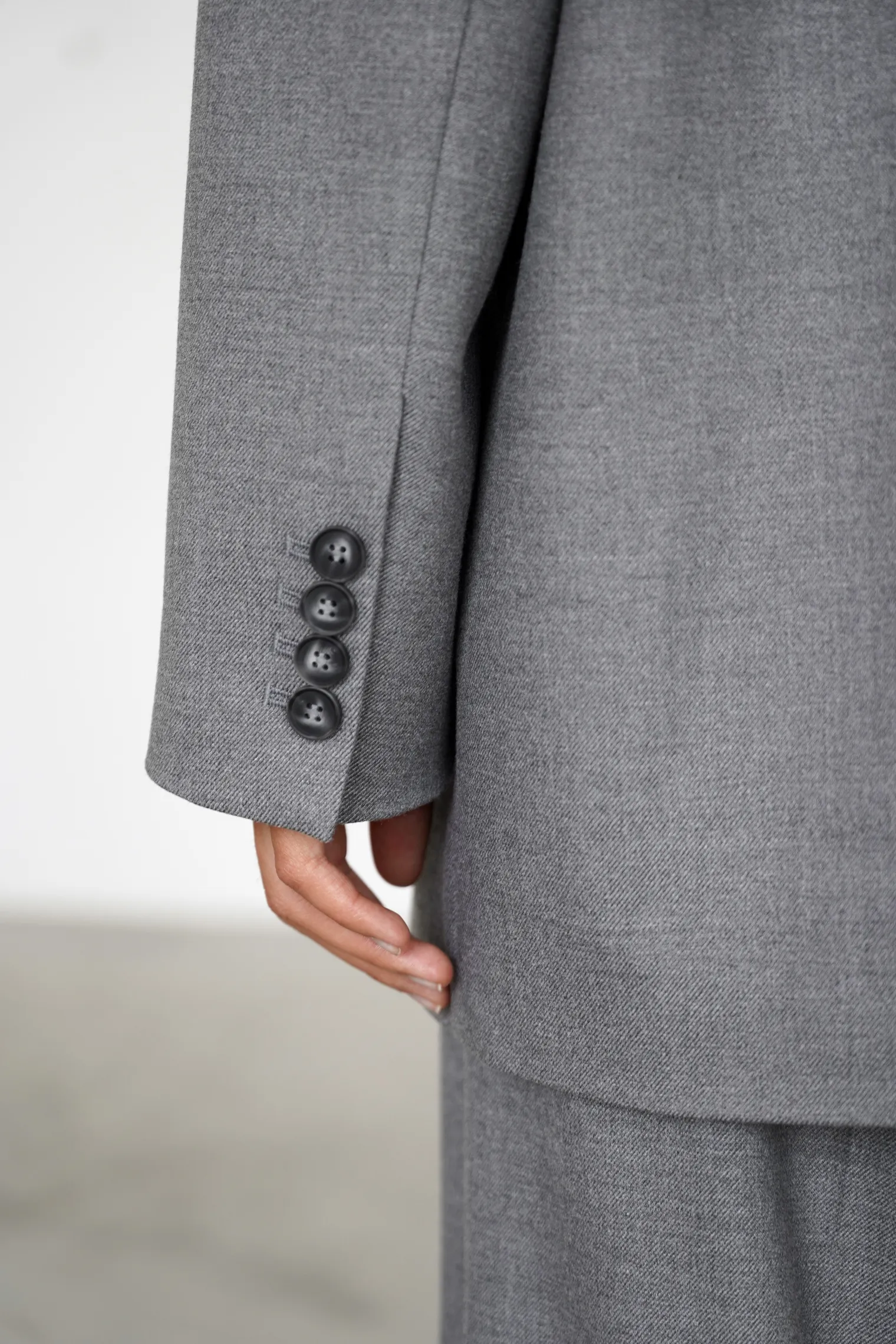Двубортный жакет с накладными карманами серого цвета фото 6