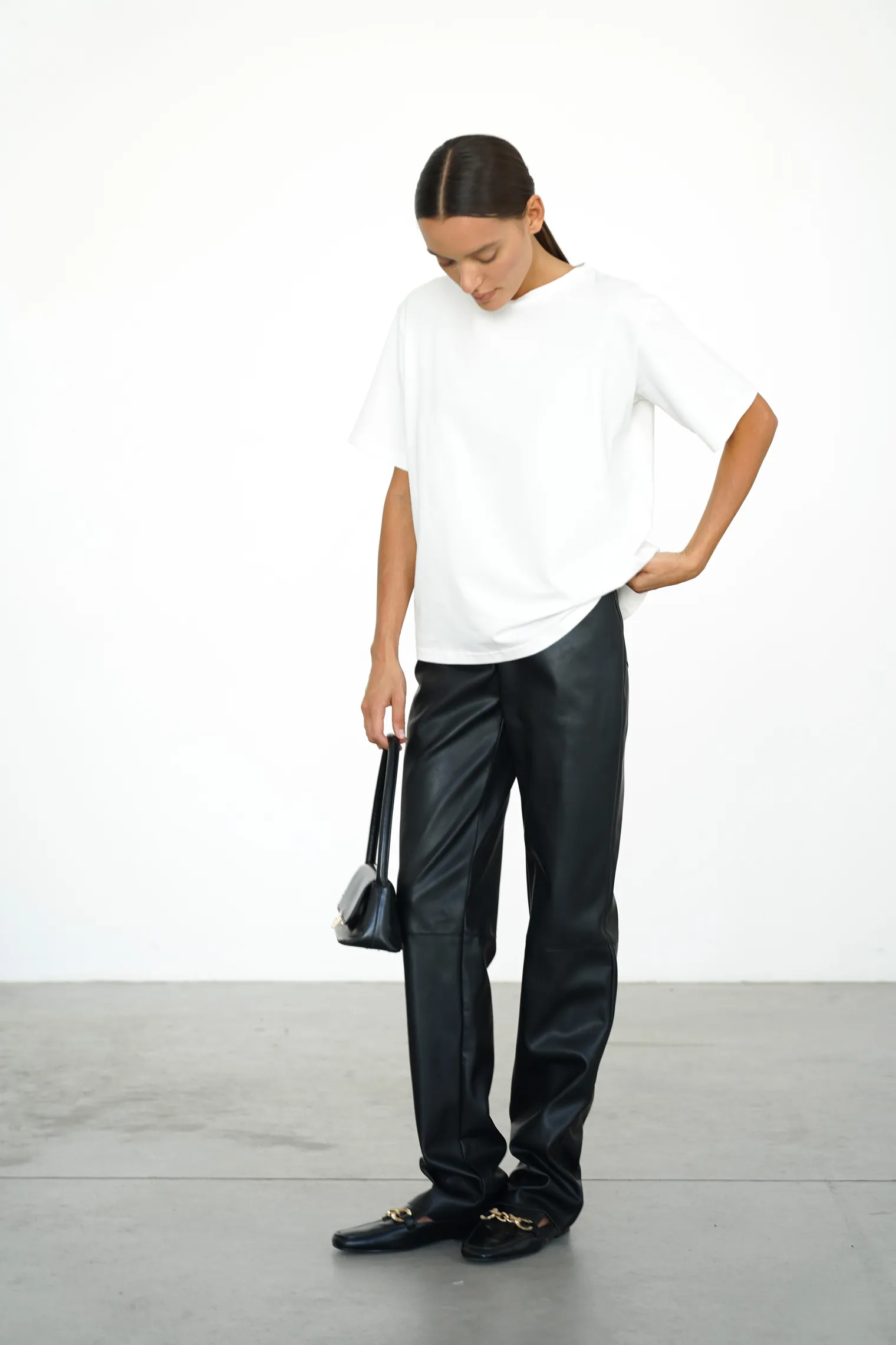 Брюки широкого кроя с завышенной талией из экокожи чёрного цвета фото 5