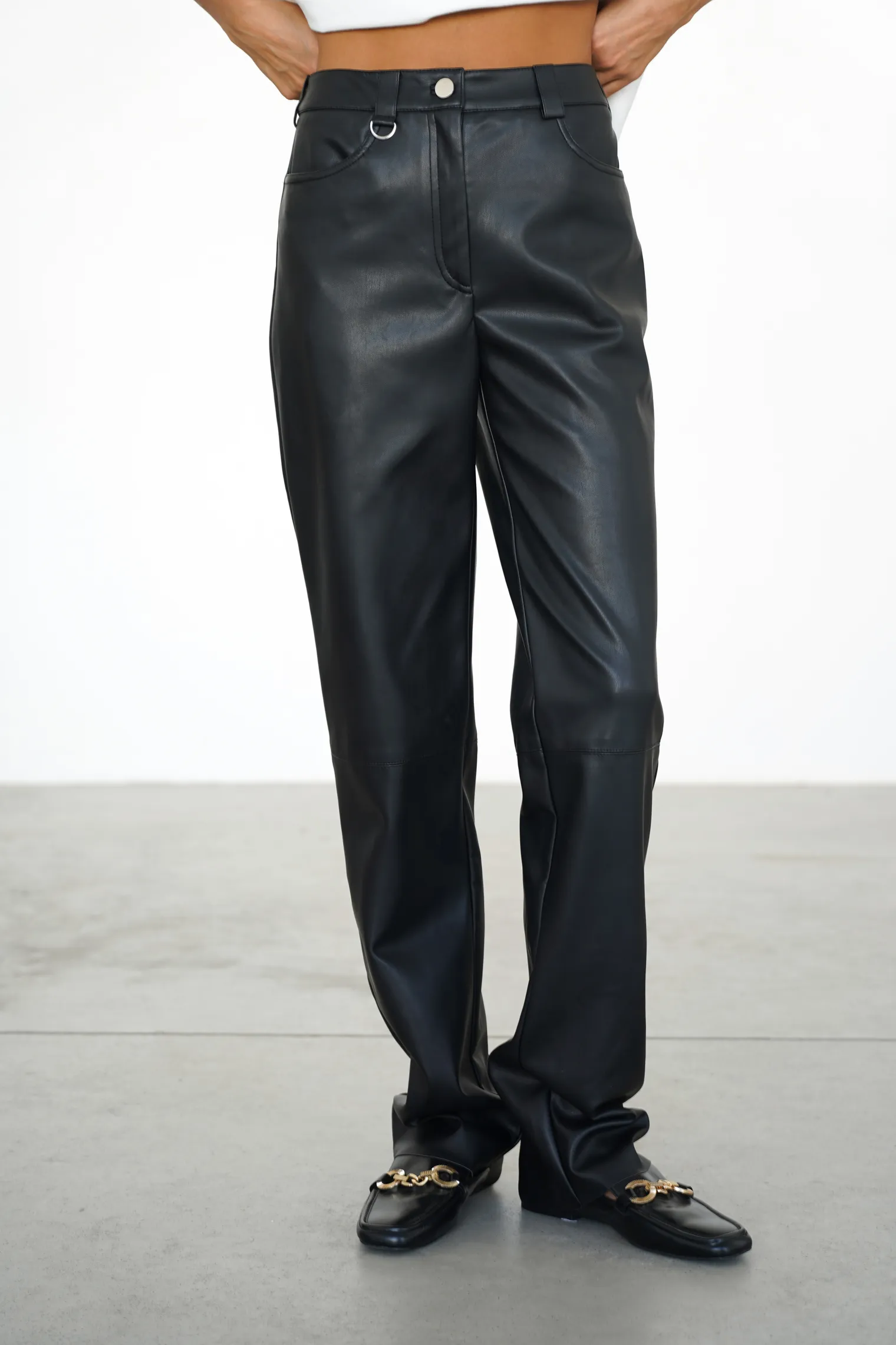 Брюки широкого кроя с завышенной талией из экокожи чёрного цвета фото 6