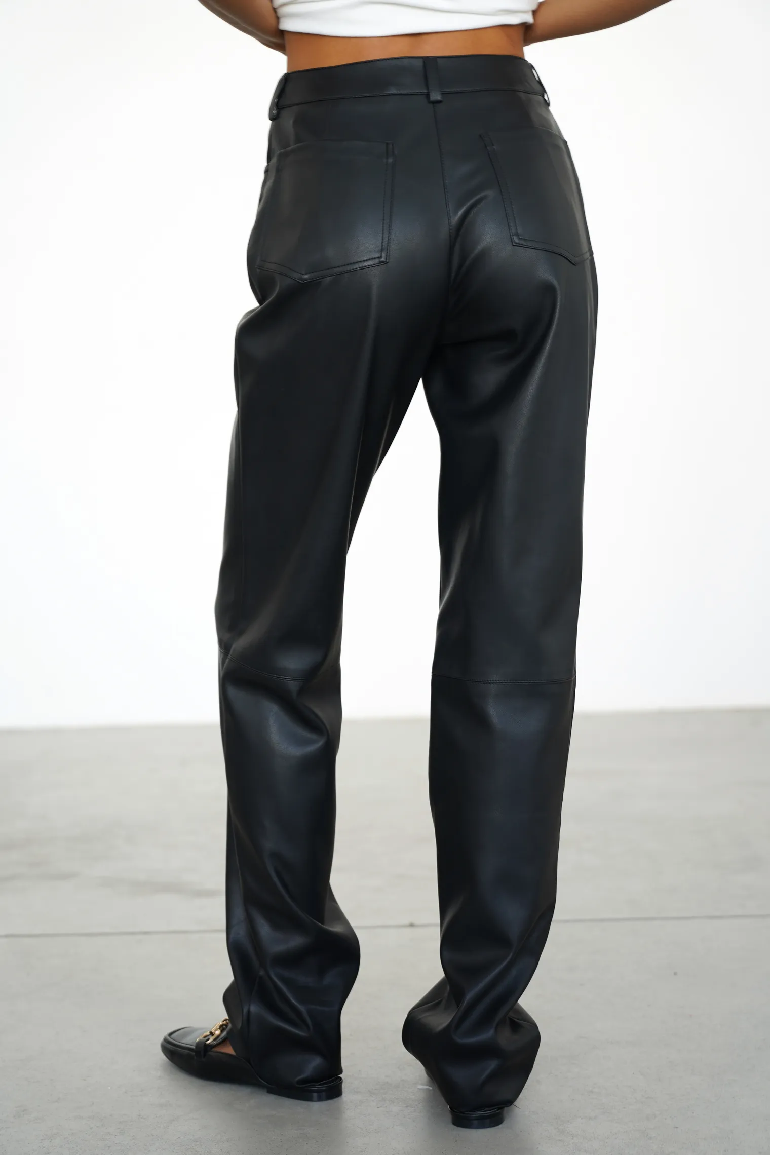 Брюки широкого кроя с завышенной талией из экокожи чёрного цвета фото 4