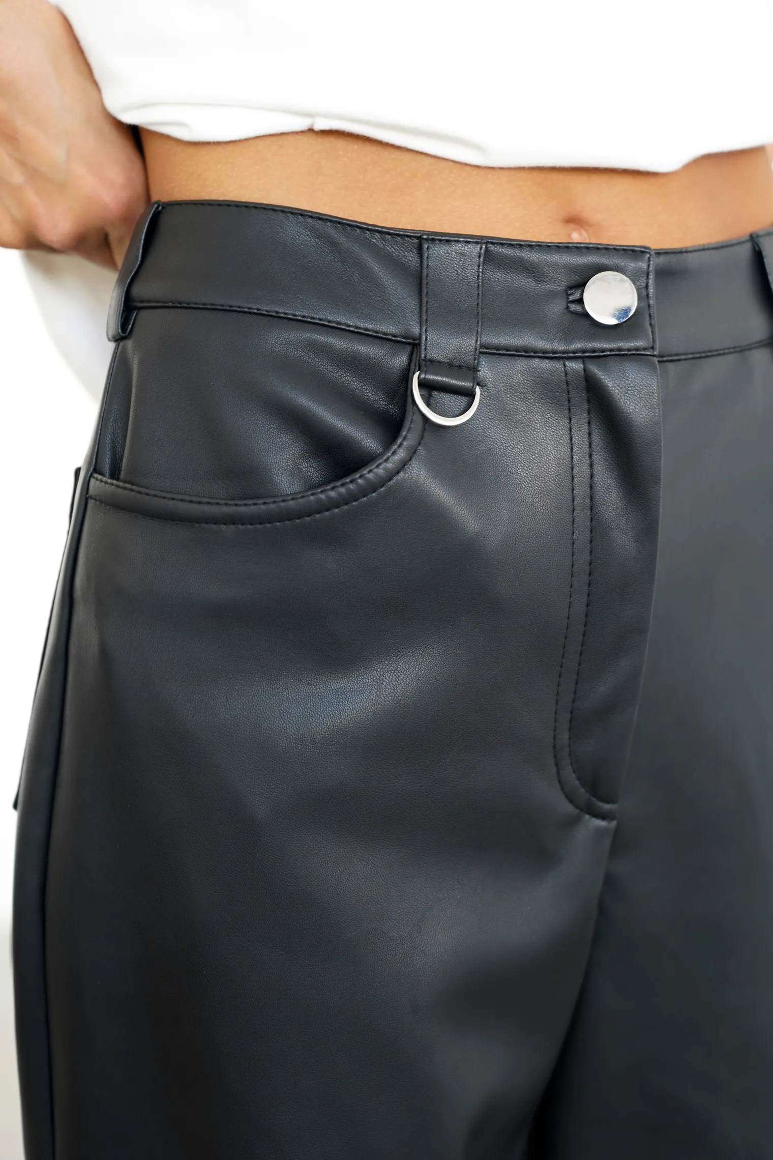 Брюки широкого кроя с завышенной талией из экокожи чёрного цвета фото 2