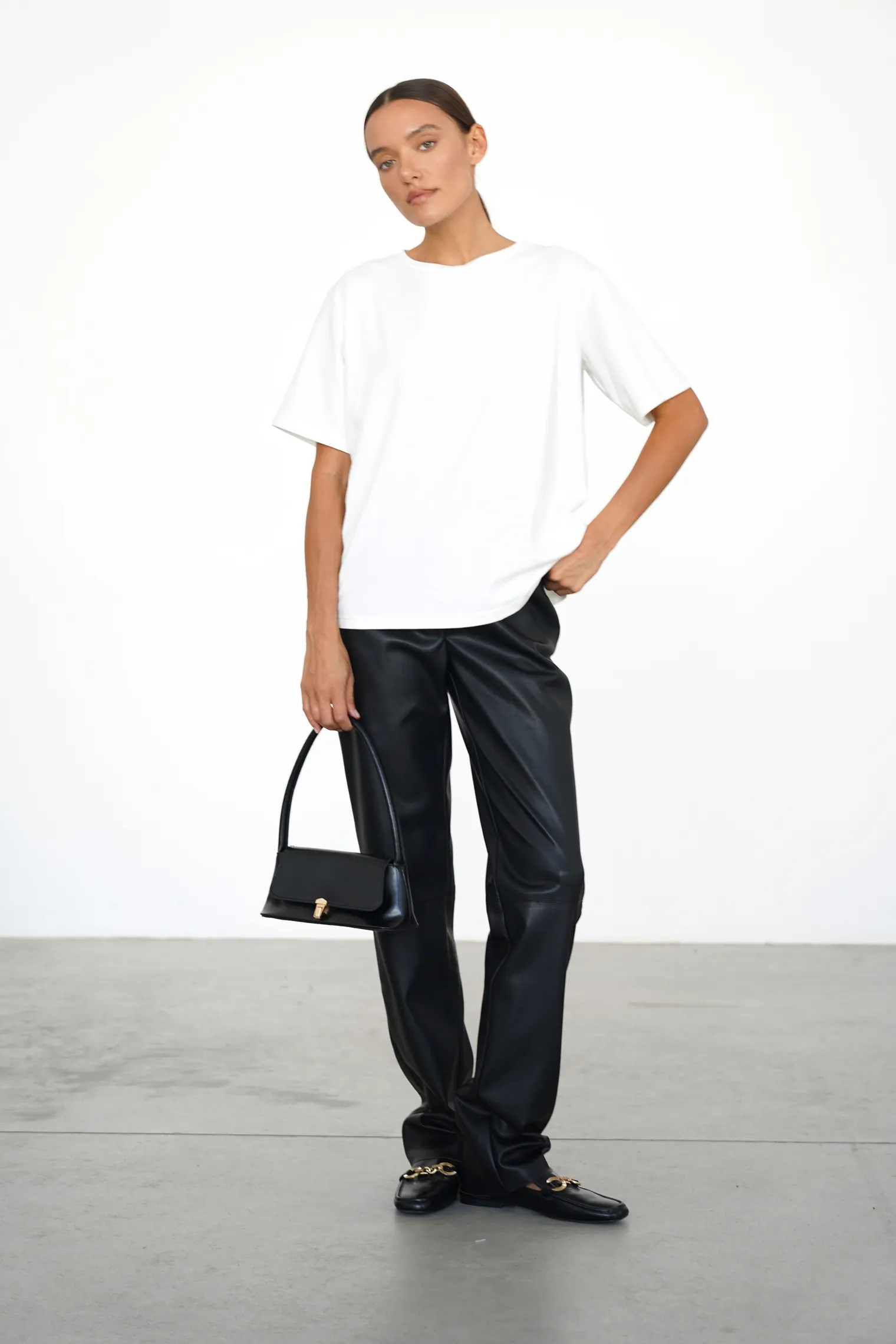 Брюки широкого кроя с завышенной талией из экокожи чёрного цвета фото 1