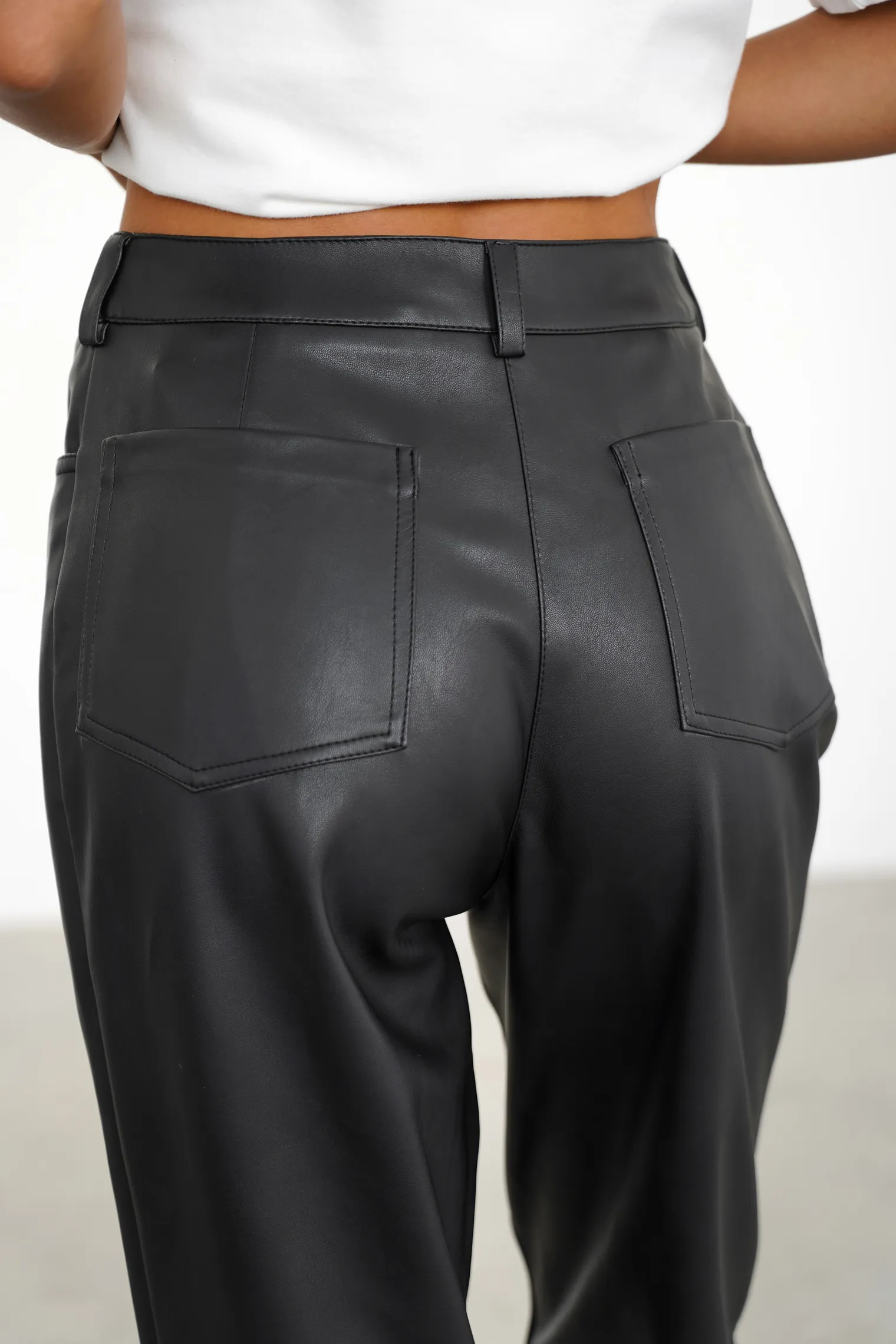 Брюки широкого кроя с завышенной талией из экокожи чёрного цвета фото 7