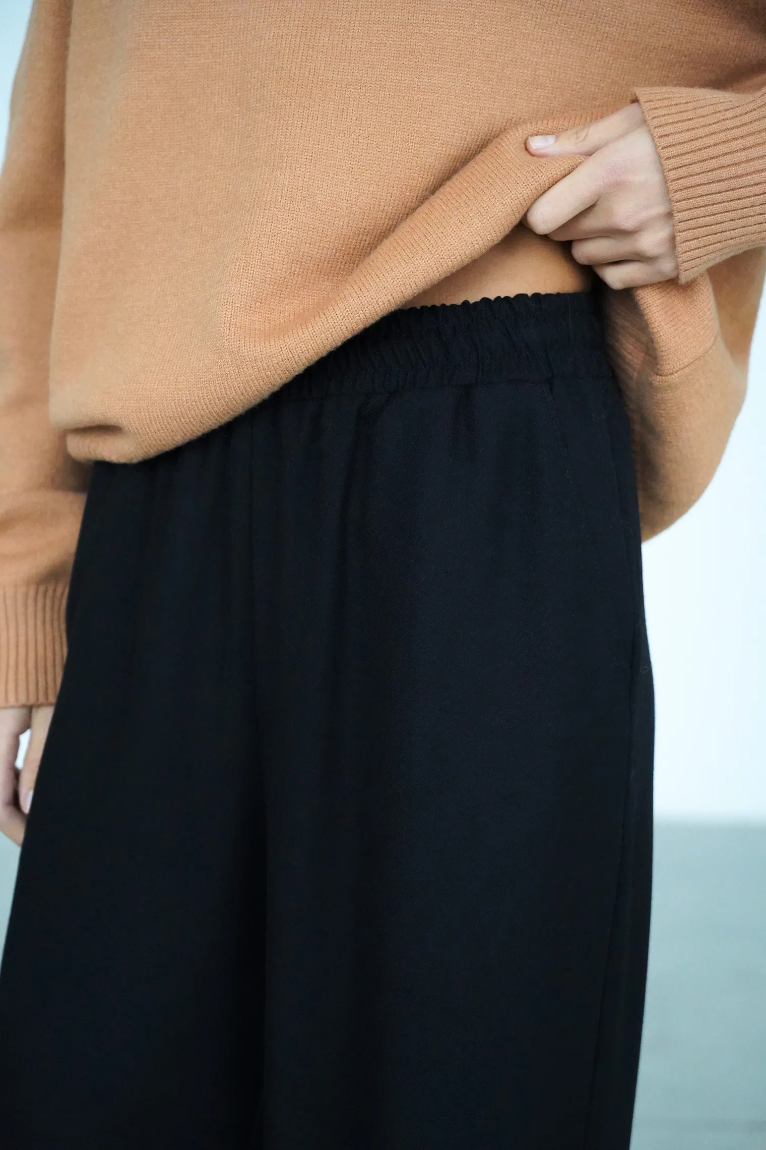 Брюки прямого кроя с карманами чёрного цвета фото 2