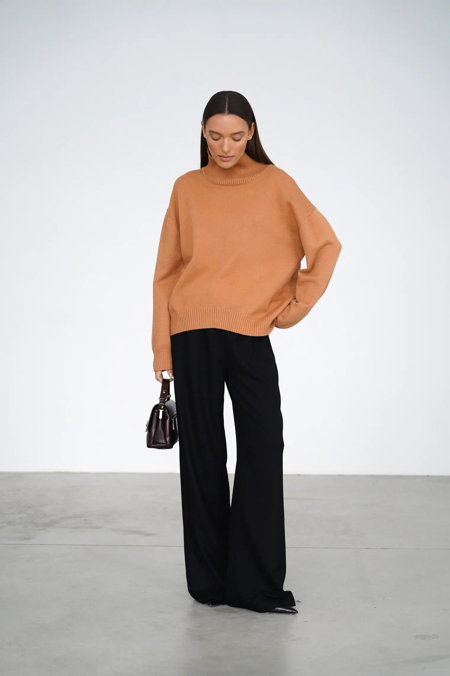 Брюки прямого кроя с карманами чёрного цвета фото 3