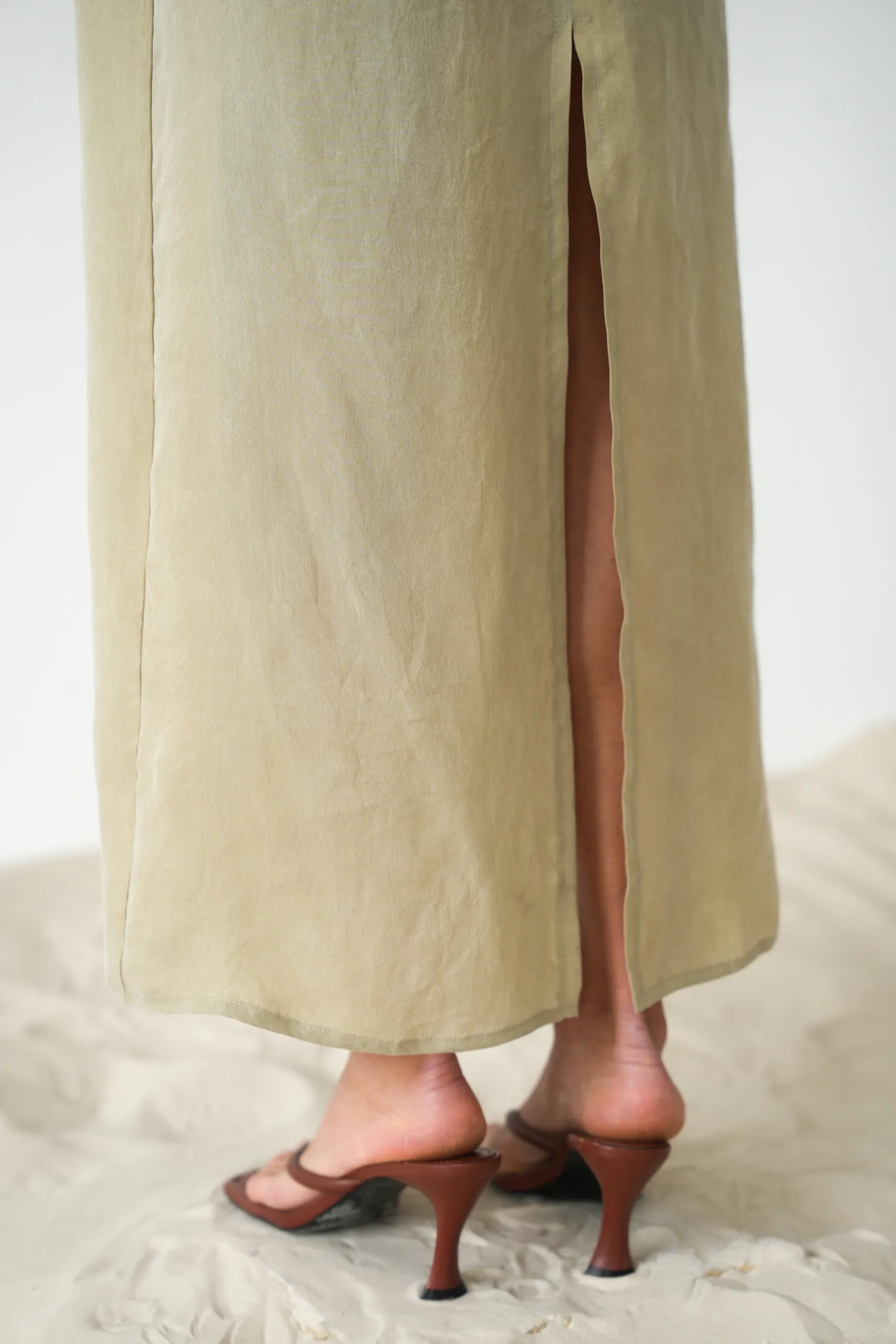 Платье-халтер из вискозы оливкового цвета фото 6