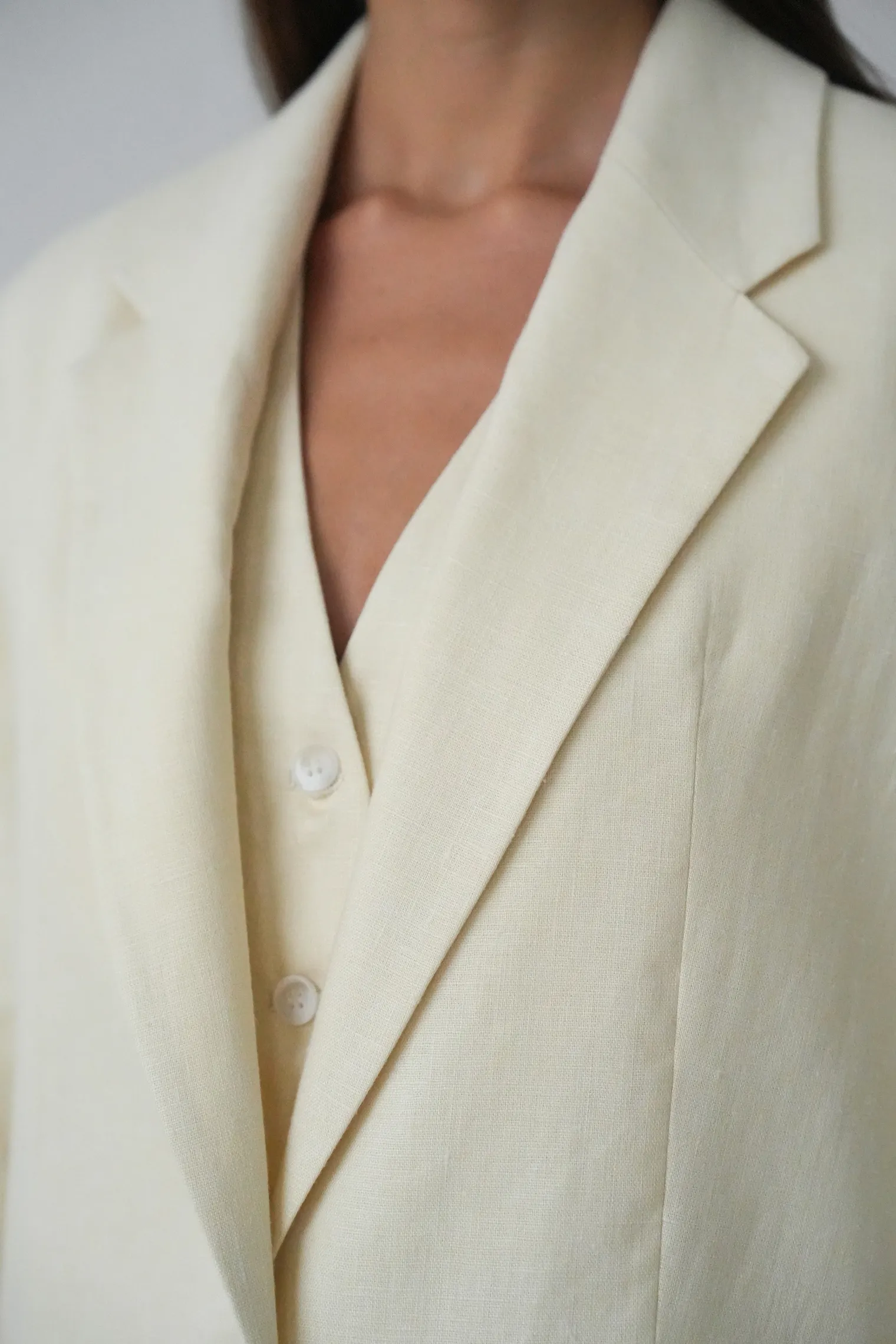 Однобортный жакет свободного кроя изо льна цвета тофу фото 2