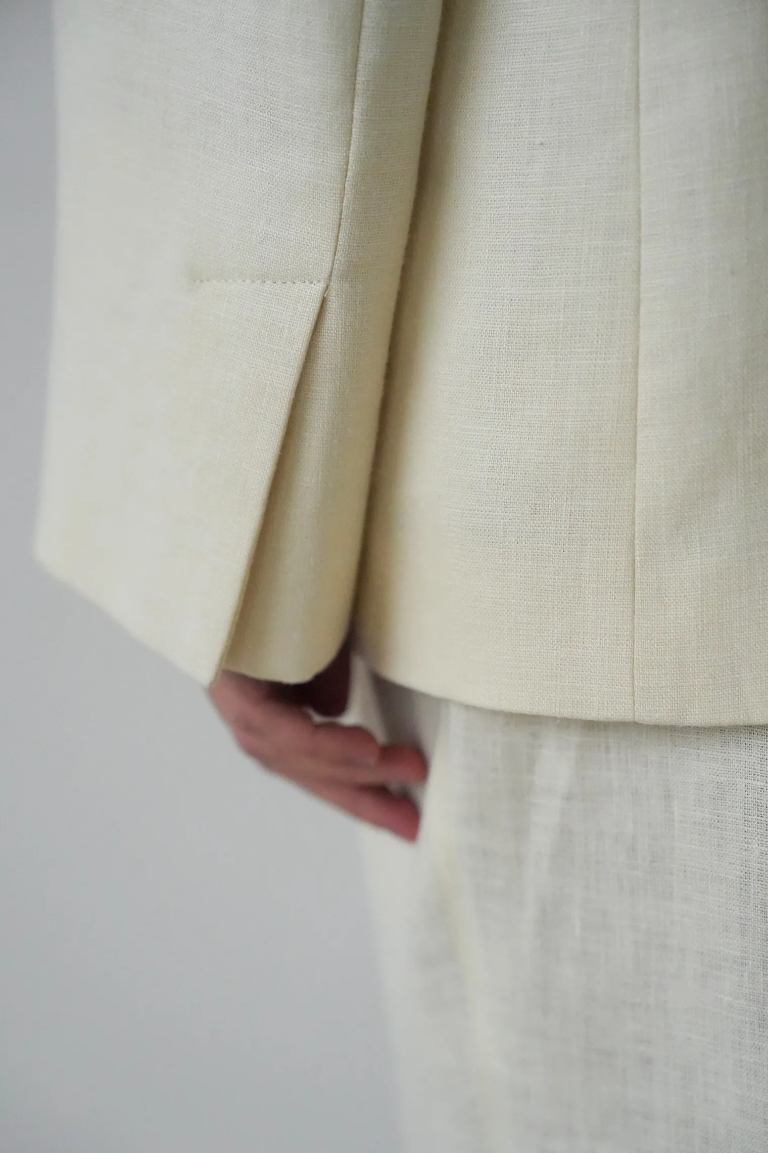 Однобортный жакет свободного кроя изо льна цвета тофу фото 6