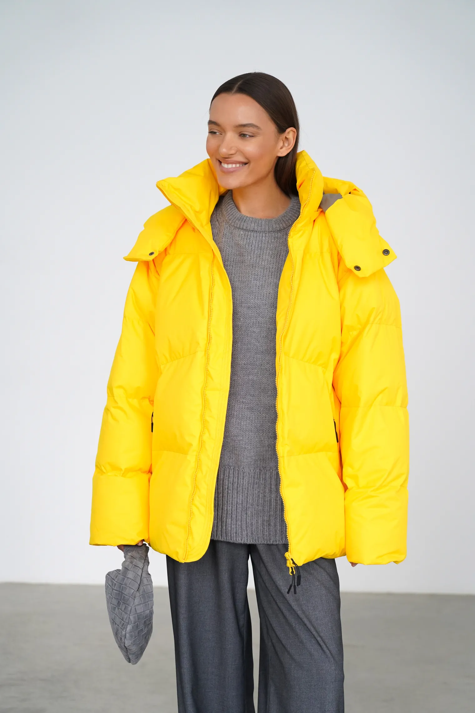 Зимняя стёганная куртка с капюшоном жёлтого цвета фото 6