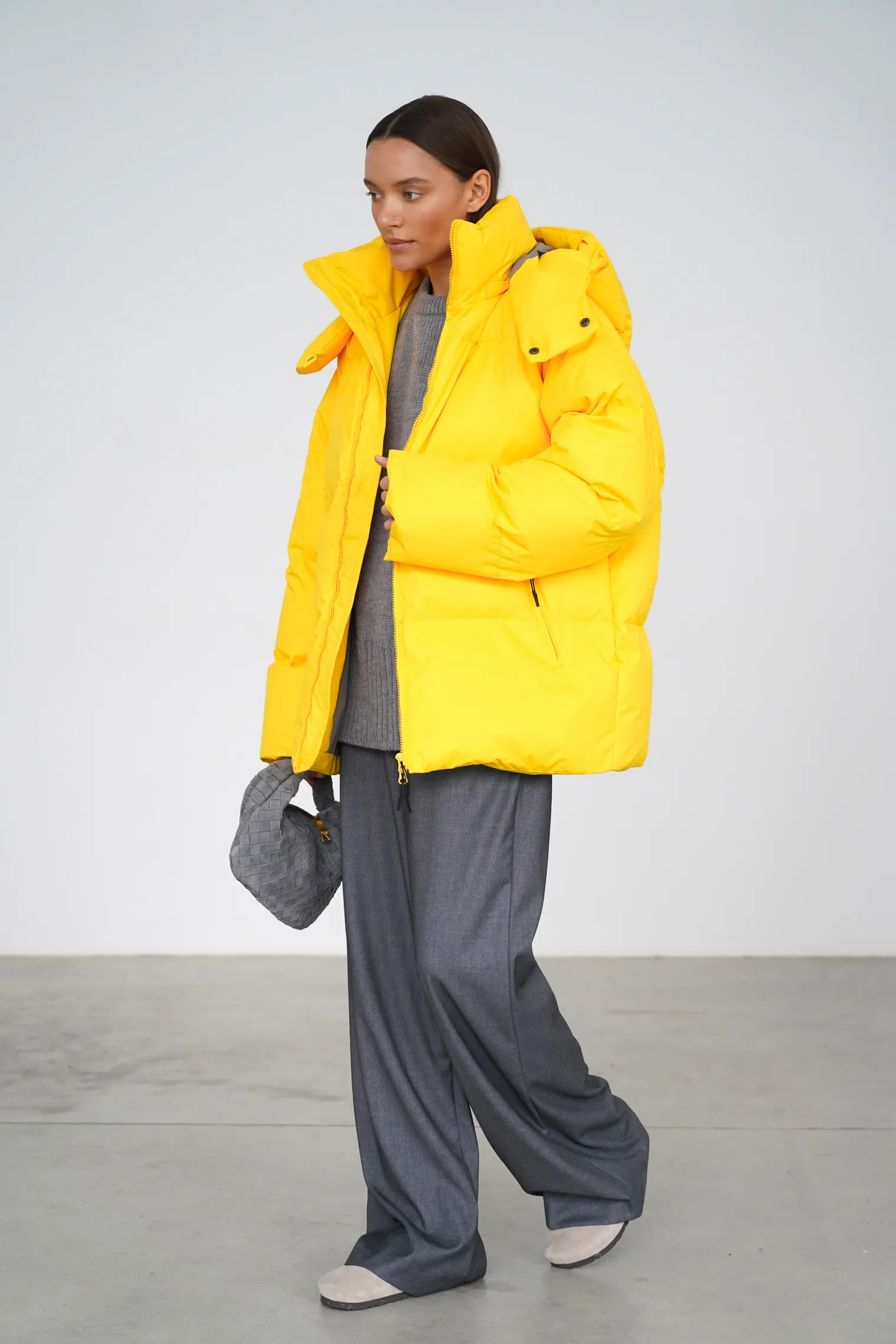 Зимняя стёганная куртка с капюшоном жёлтого цвета фото 4