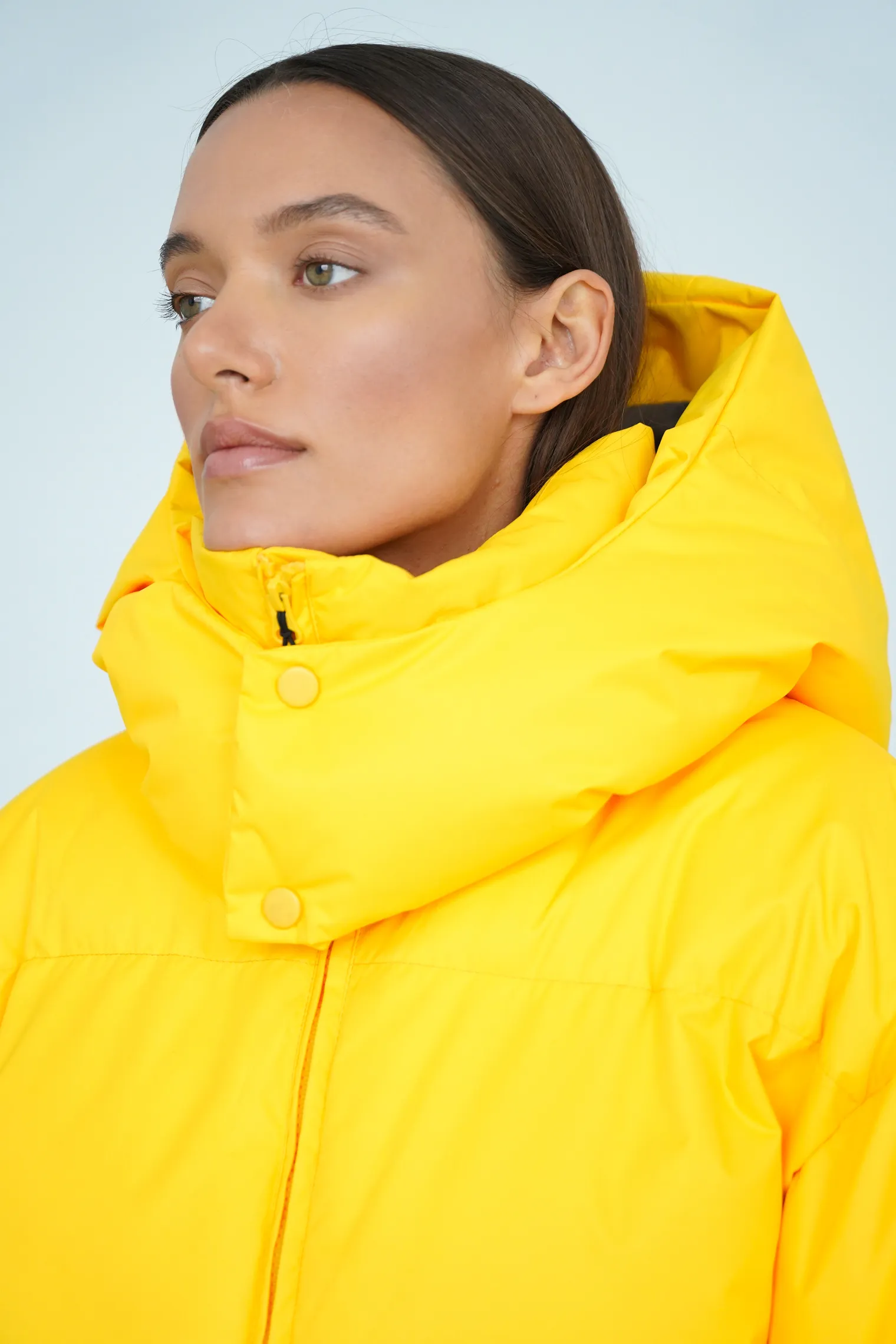 Зимняя стёганная куртка с капюшоном жёлтого цвета фото 5