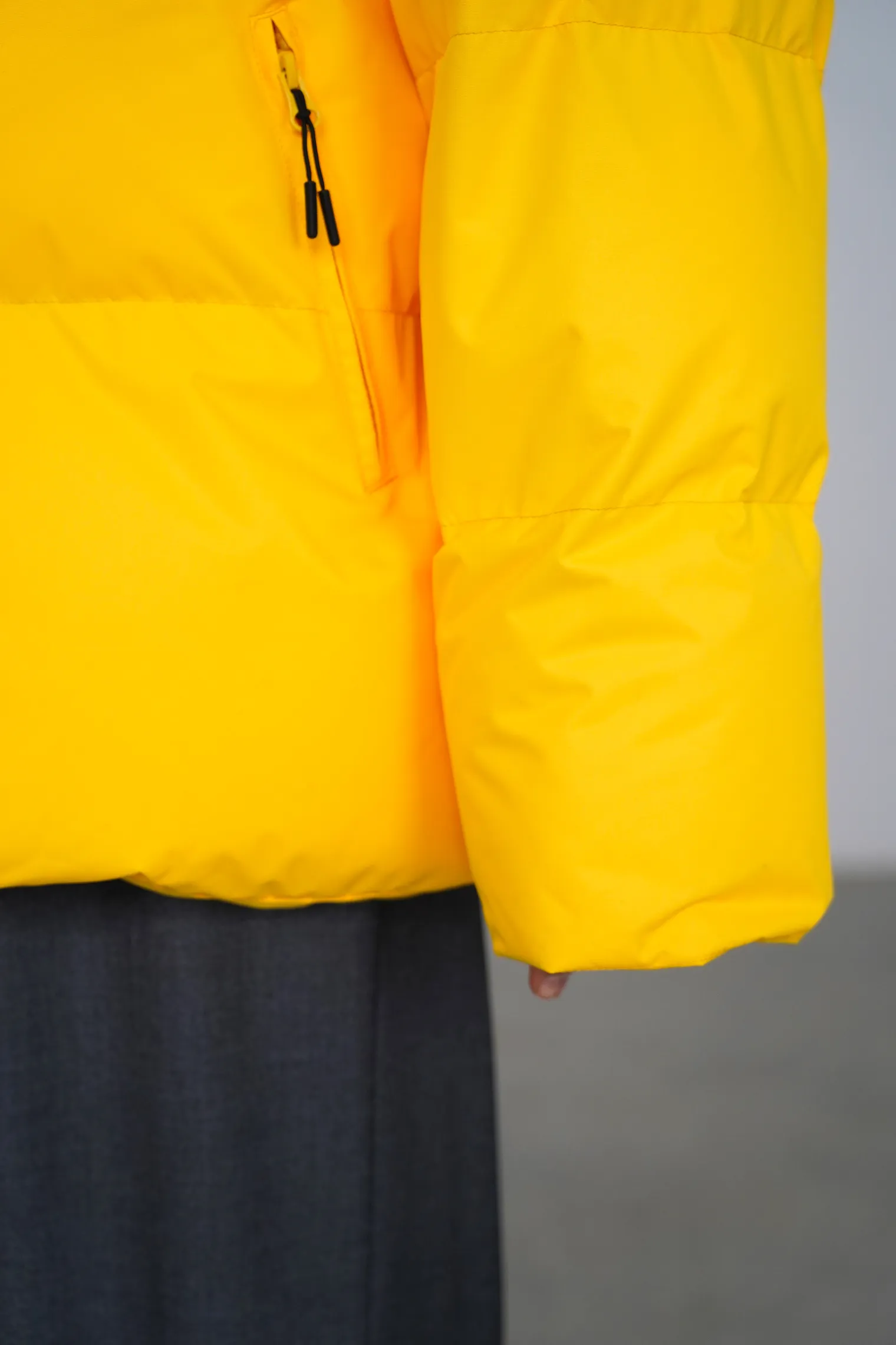 Зимняя стёганная куртка с капюшоном жёлтого цвета фото 2