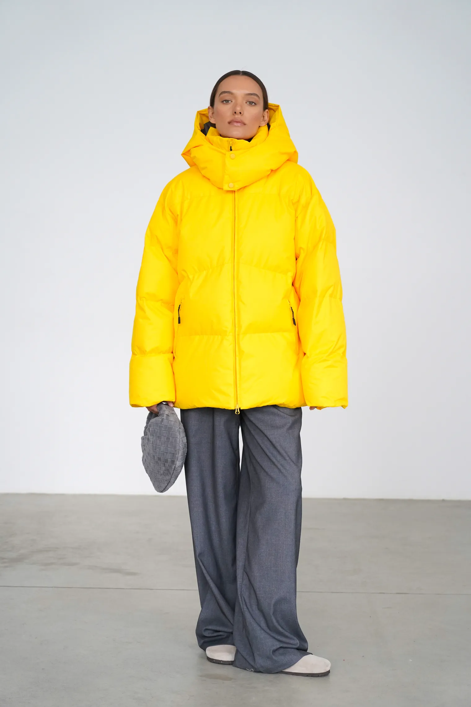Зимняя стёганная куртка с капюшоном жёлтого цвета фото 3