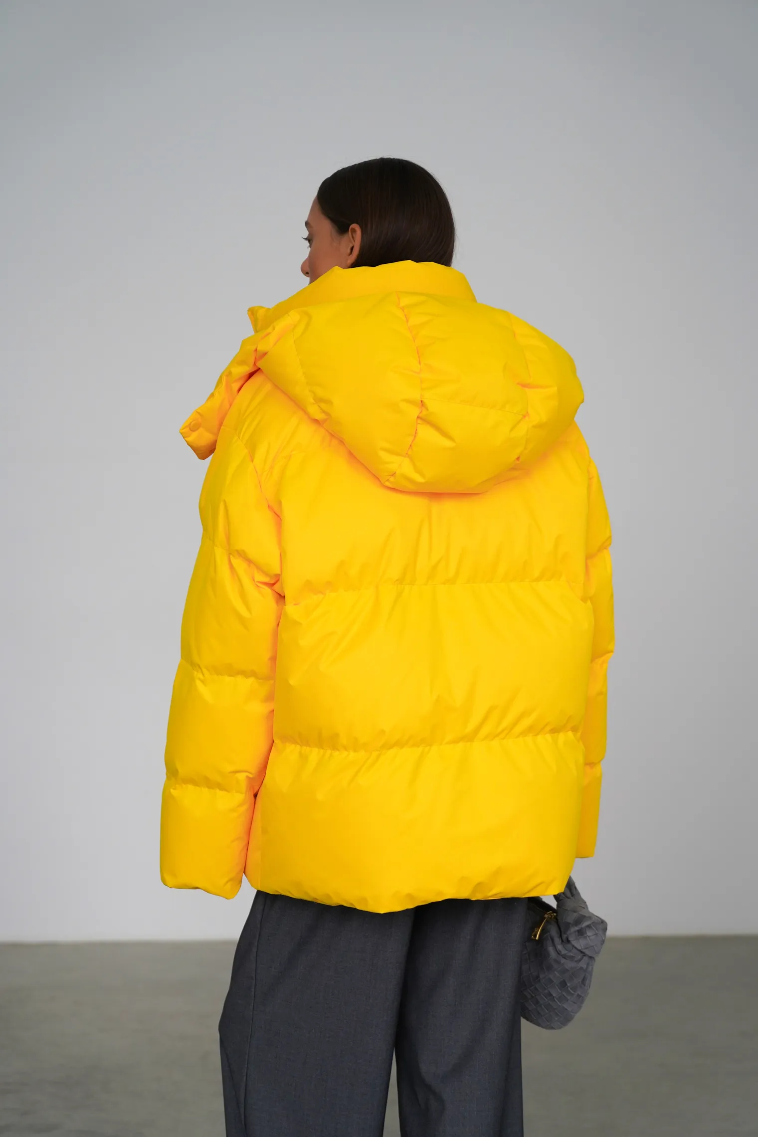 Зимняя стёганная куртка с капюшоном жёлтого цвета фото 7