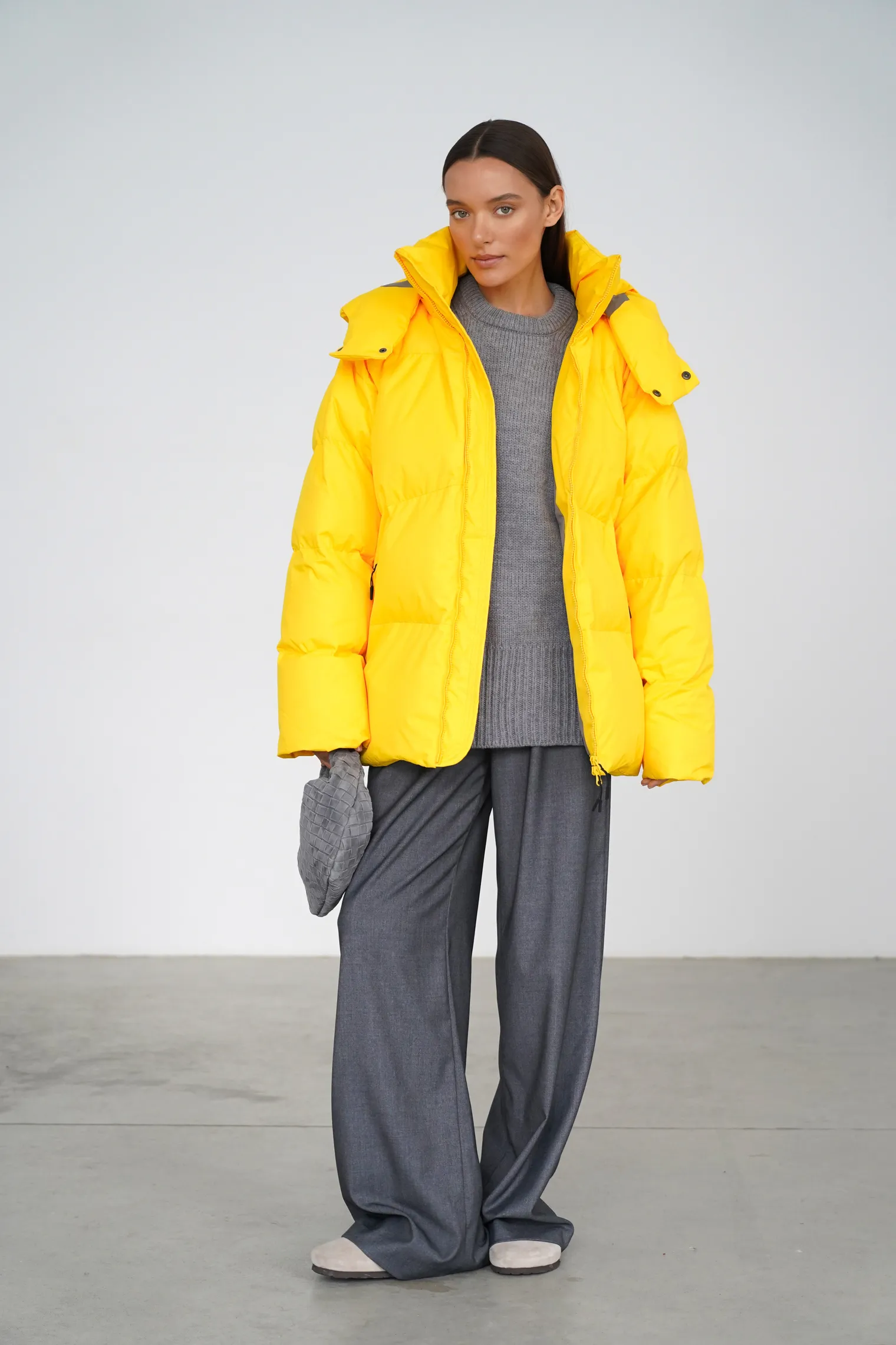 Зимняя стёганная куртка с капюшоном жёлтого цвета фото 1