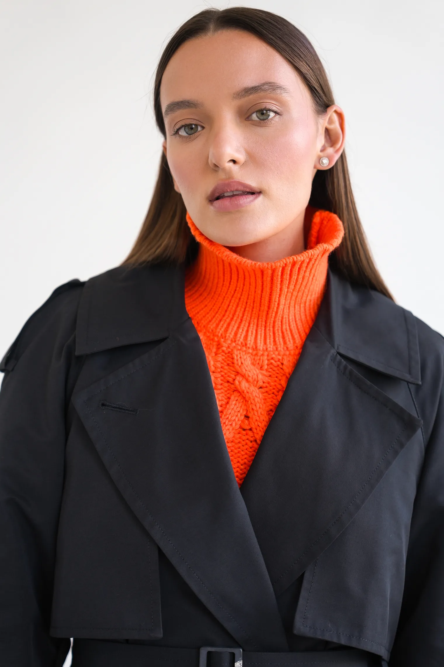 Двубортный тренч с поясом и рукавом реглан чёрного цвета фото 2