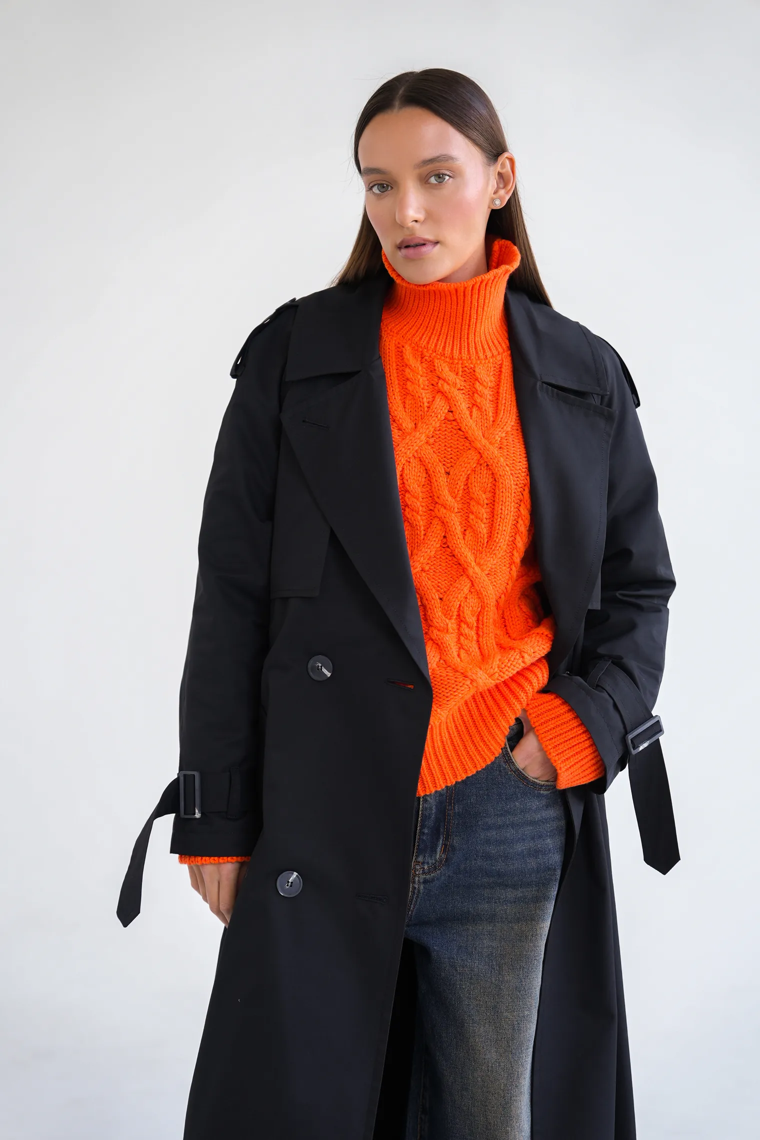 Двубортный тренч с поясом и рукавом реглан чёрного цвета фото 5