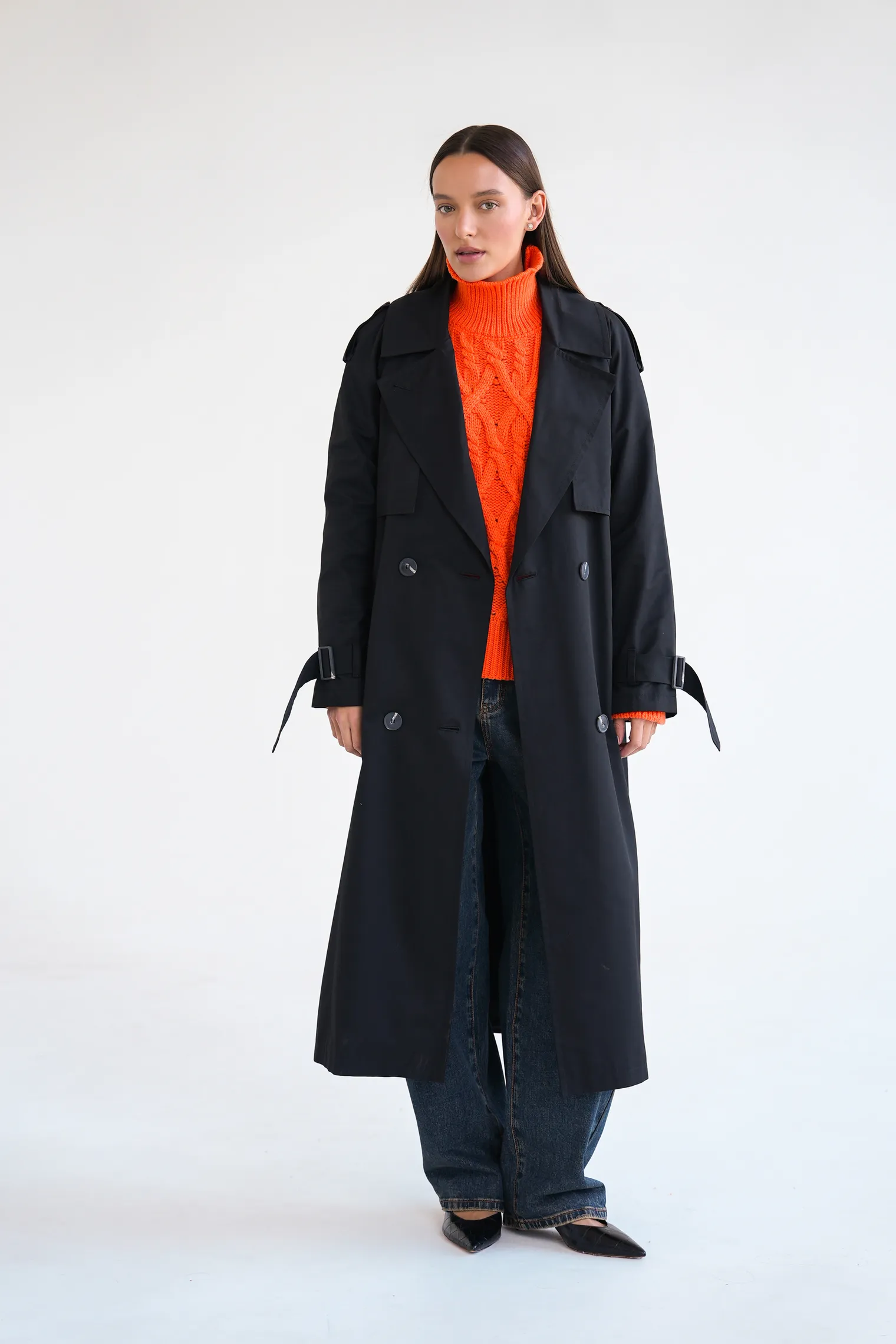 Двубортный тренч с поясом и рукавом реглан чёрного цвета фото 3