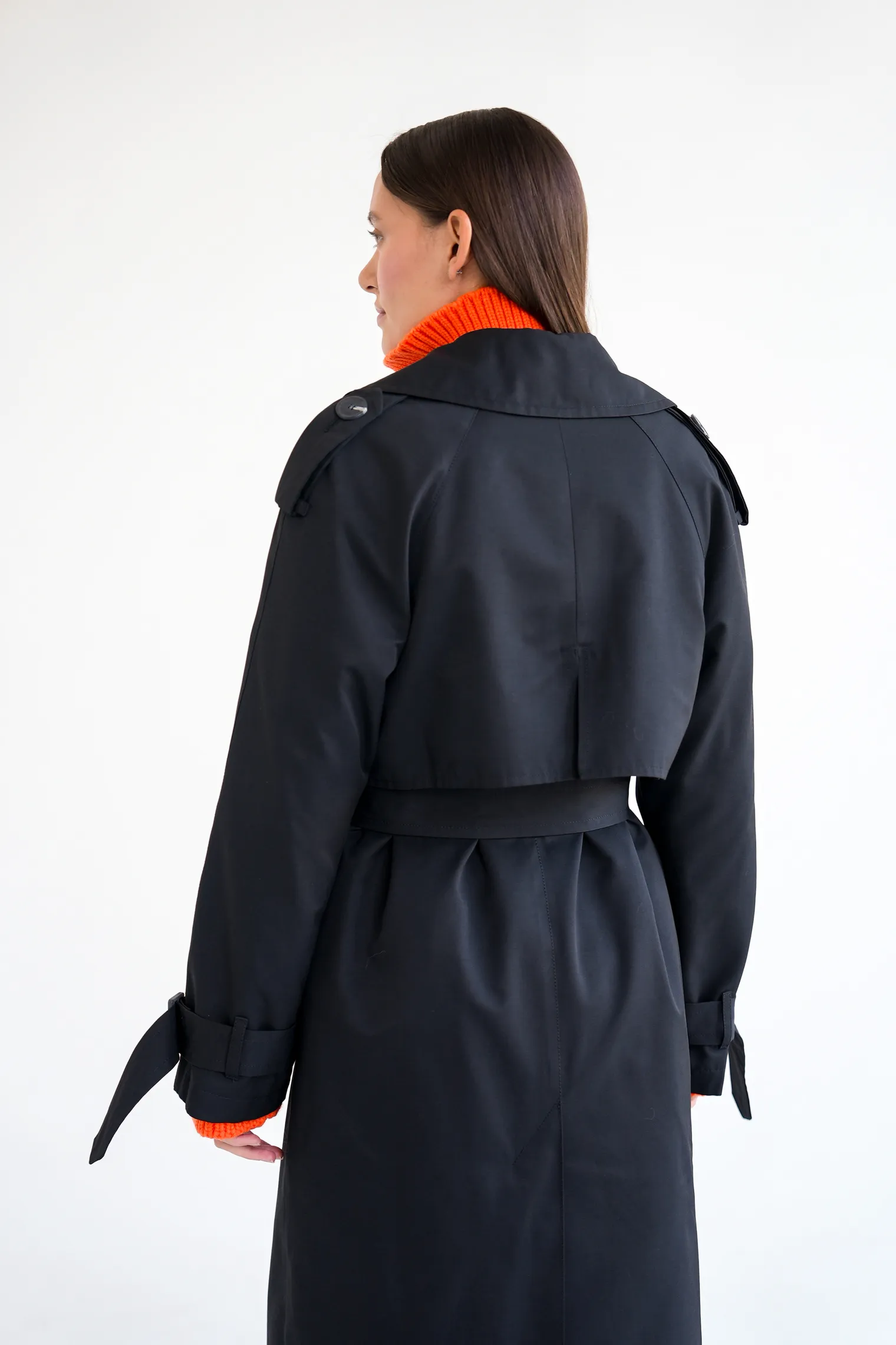 Двубортный тренч с поясом и рукавом реглан чёрного цвета фото 7