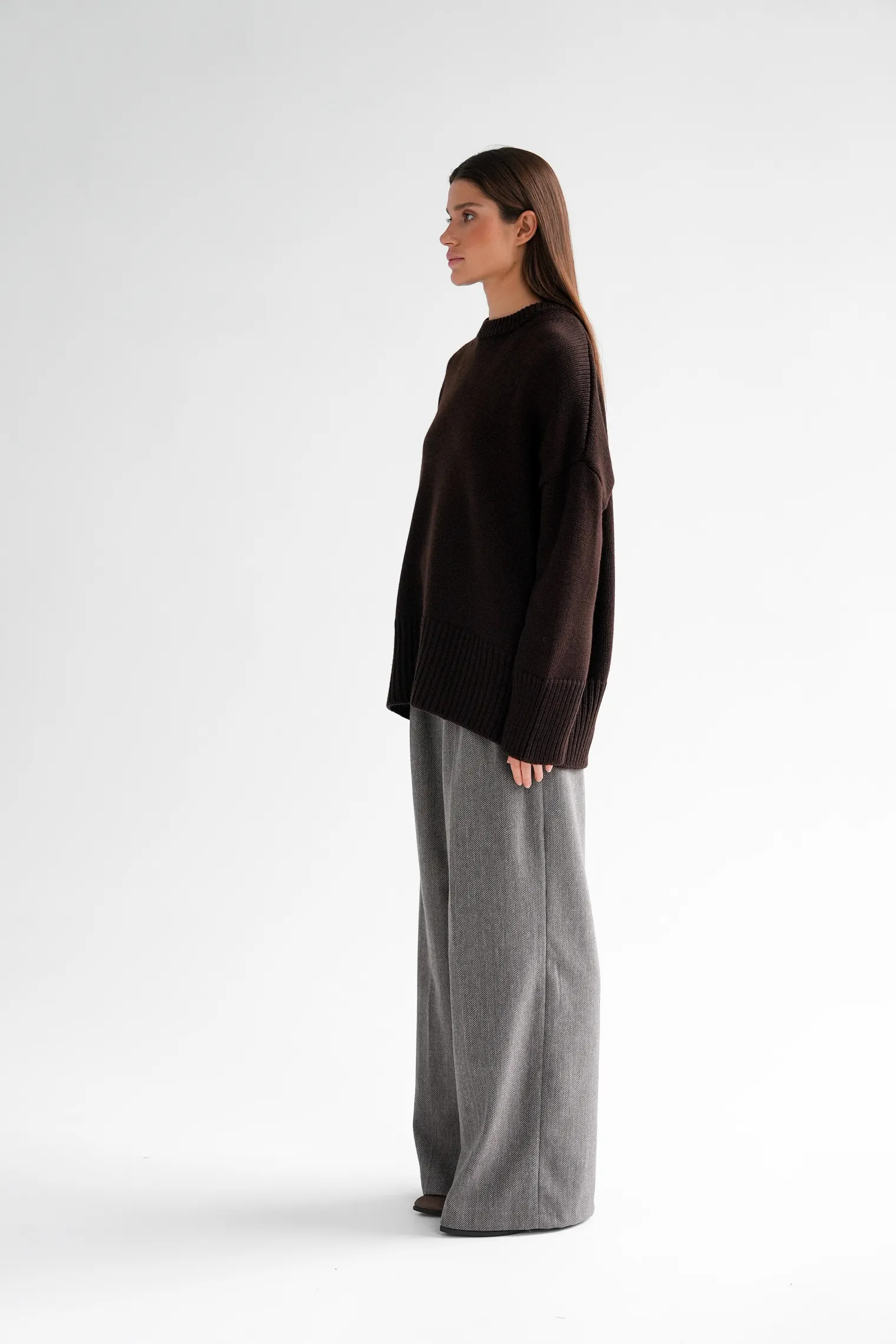 Джемпер крупной вязки с низким воротником цвета горький шоколад фото 5