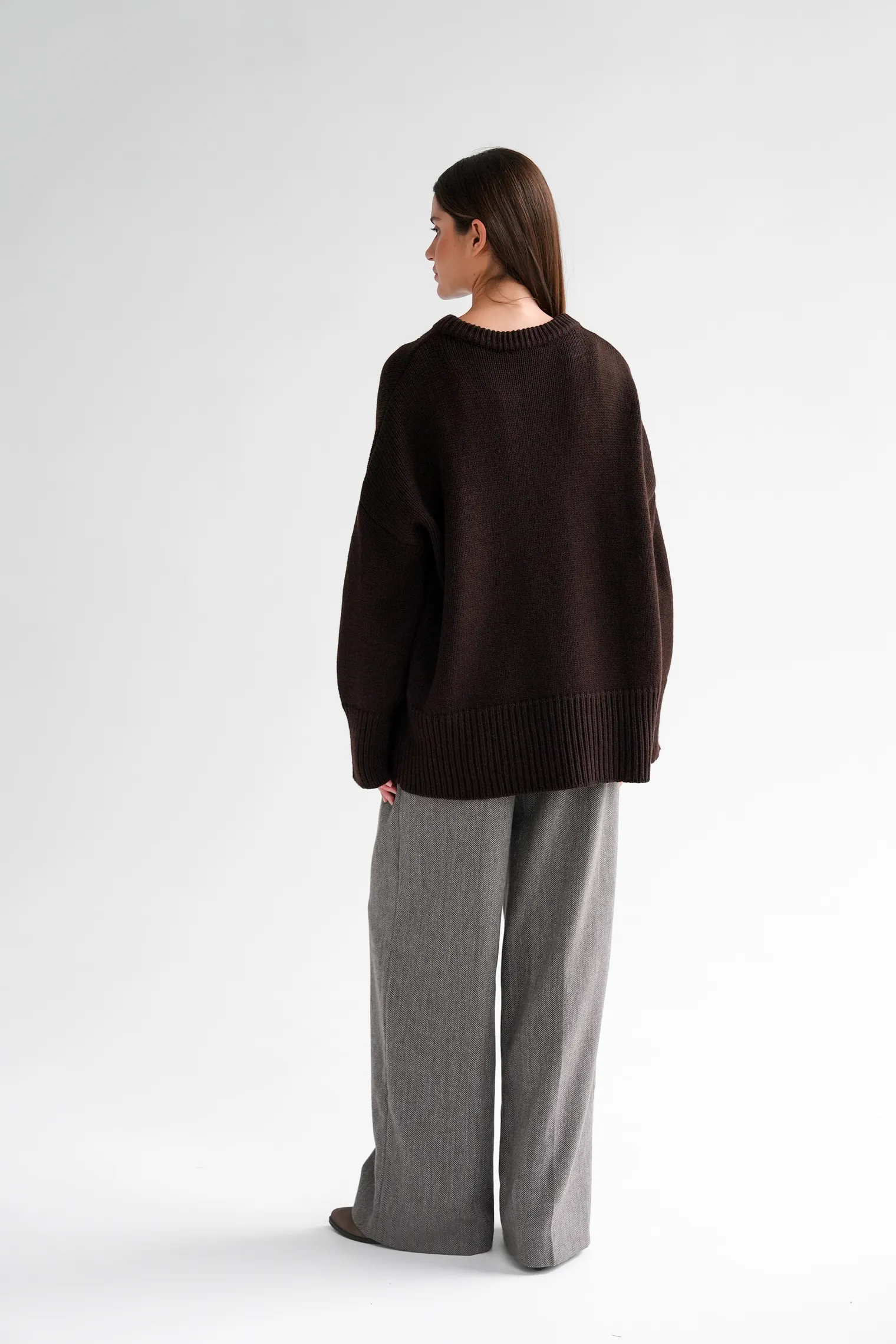 Джемпер крупной вязки с низким воротником цвета горький шоколад фото 8