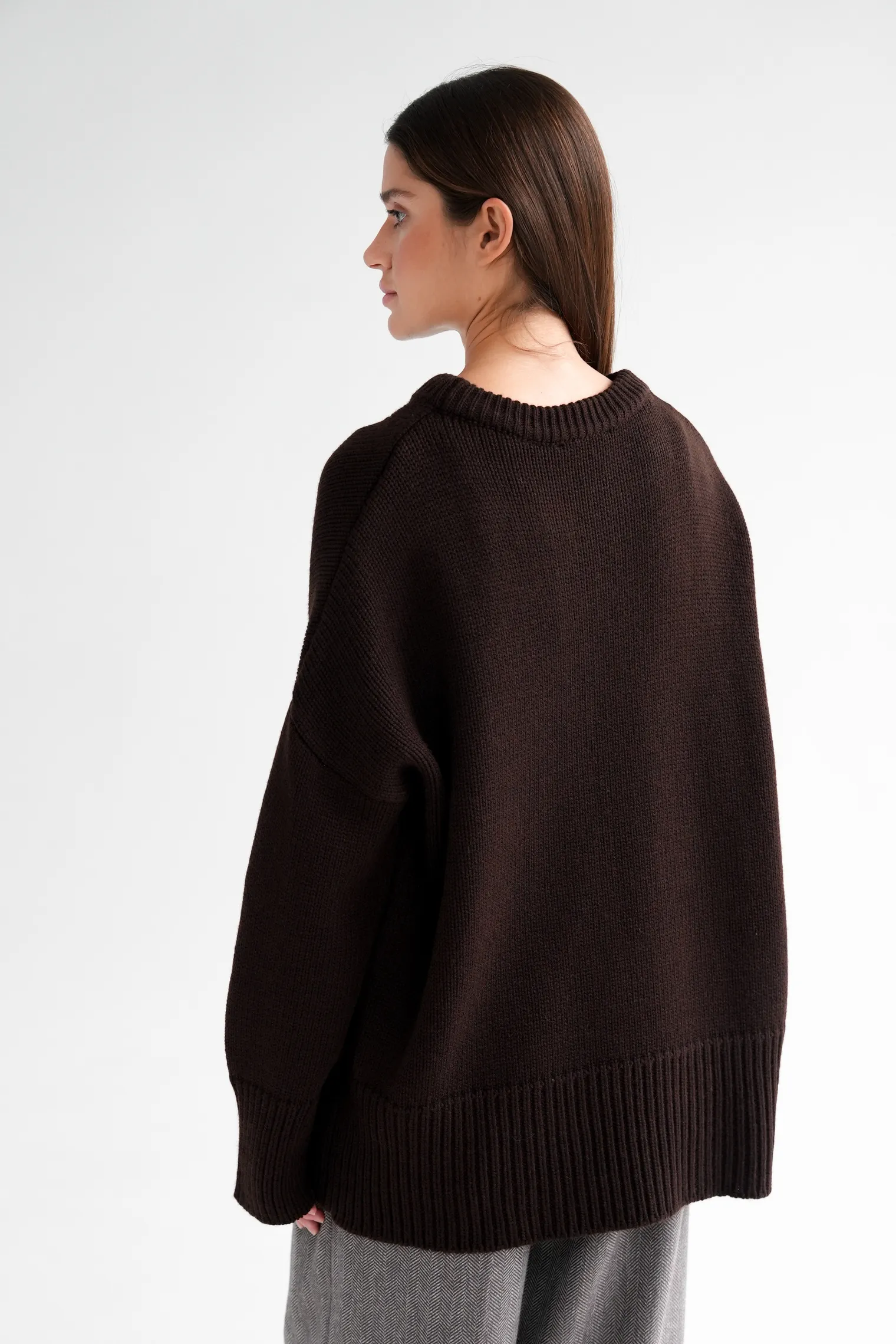 Джемпер крупной вязки с низким воротником цвета горький шоколад фото 4
