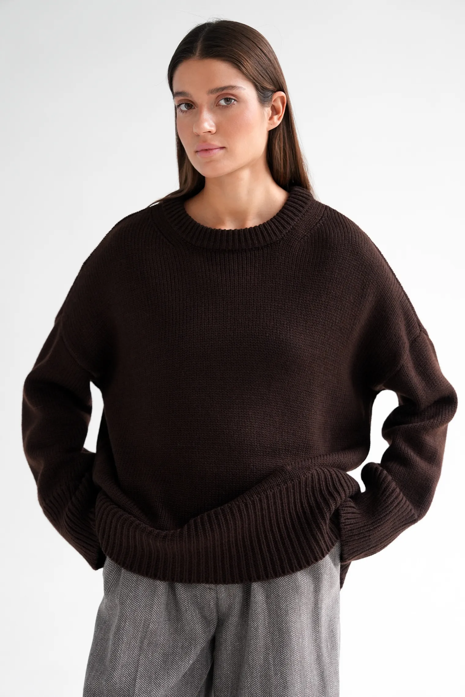 Джемпер крупной вязки с низким воротником цвета горький шоколад фото 9