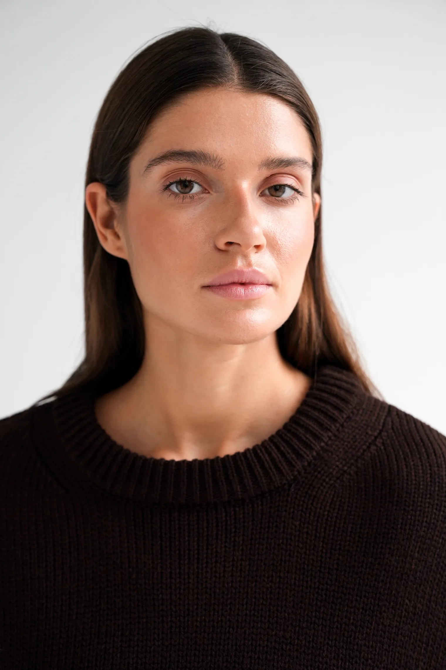 Джемпер крупной вязки с низким воротником цвета горький шоколад фото 2