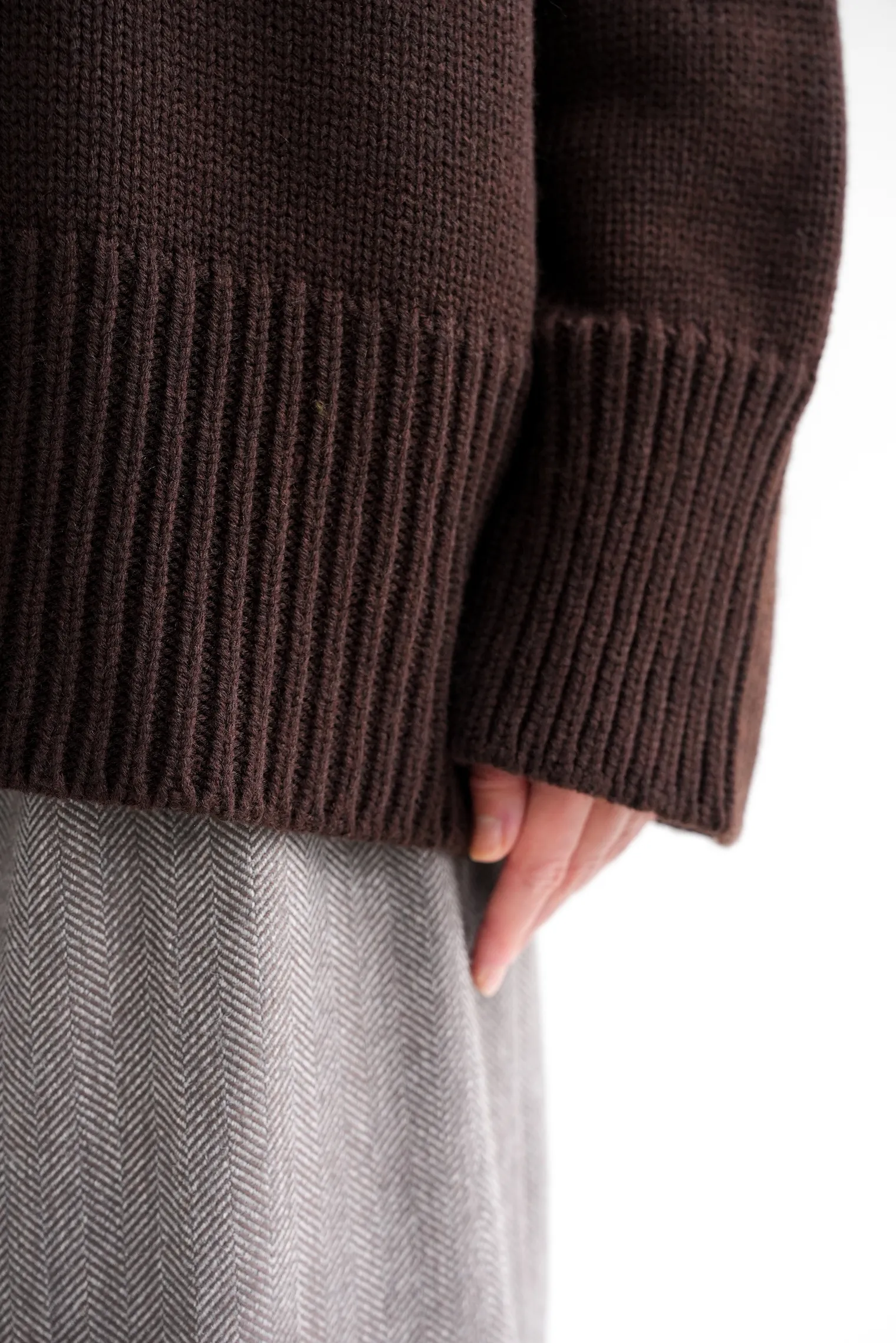 Джемпер крупной вязки с низким воротником цвета горький шоколад фото 6