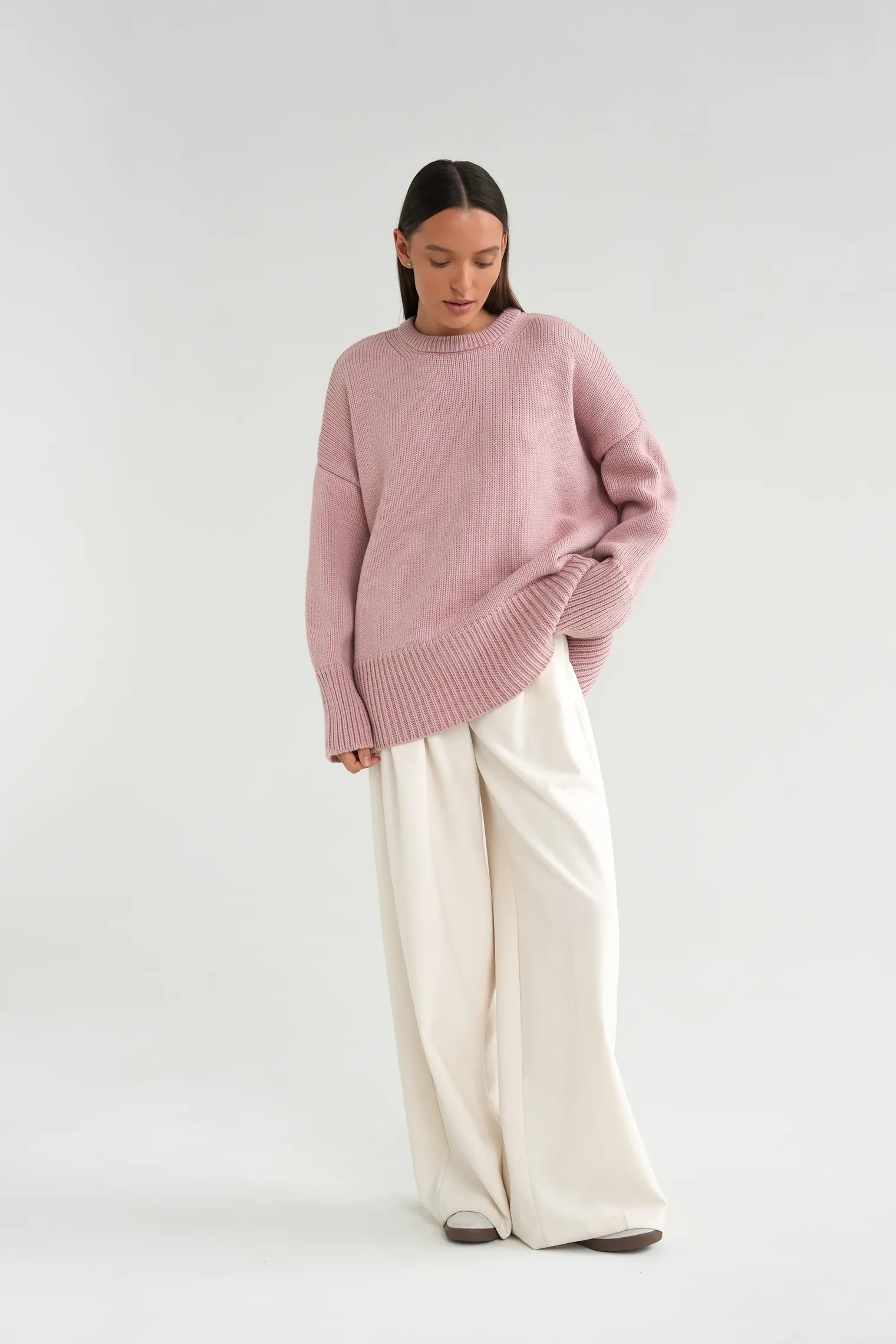 Джемпер крупной вязки с низким воротником пыльно-розового цвета фото 3