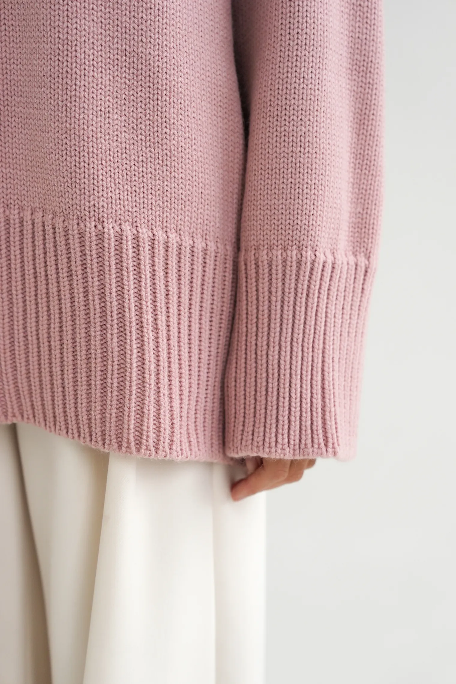 Джемпер крупной вязки с низким воротником пыльно-розового цвета фото 6