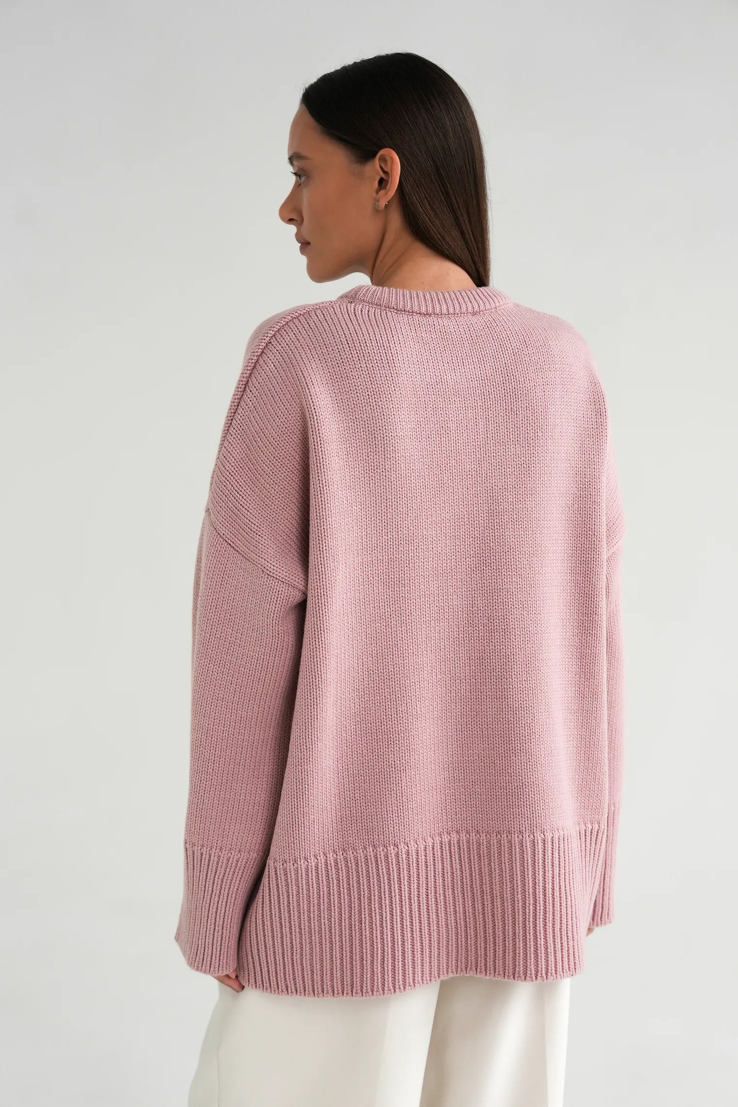 Джемпер крупной вязки с низким воротником пыльно-розового цвета фото 4