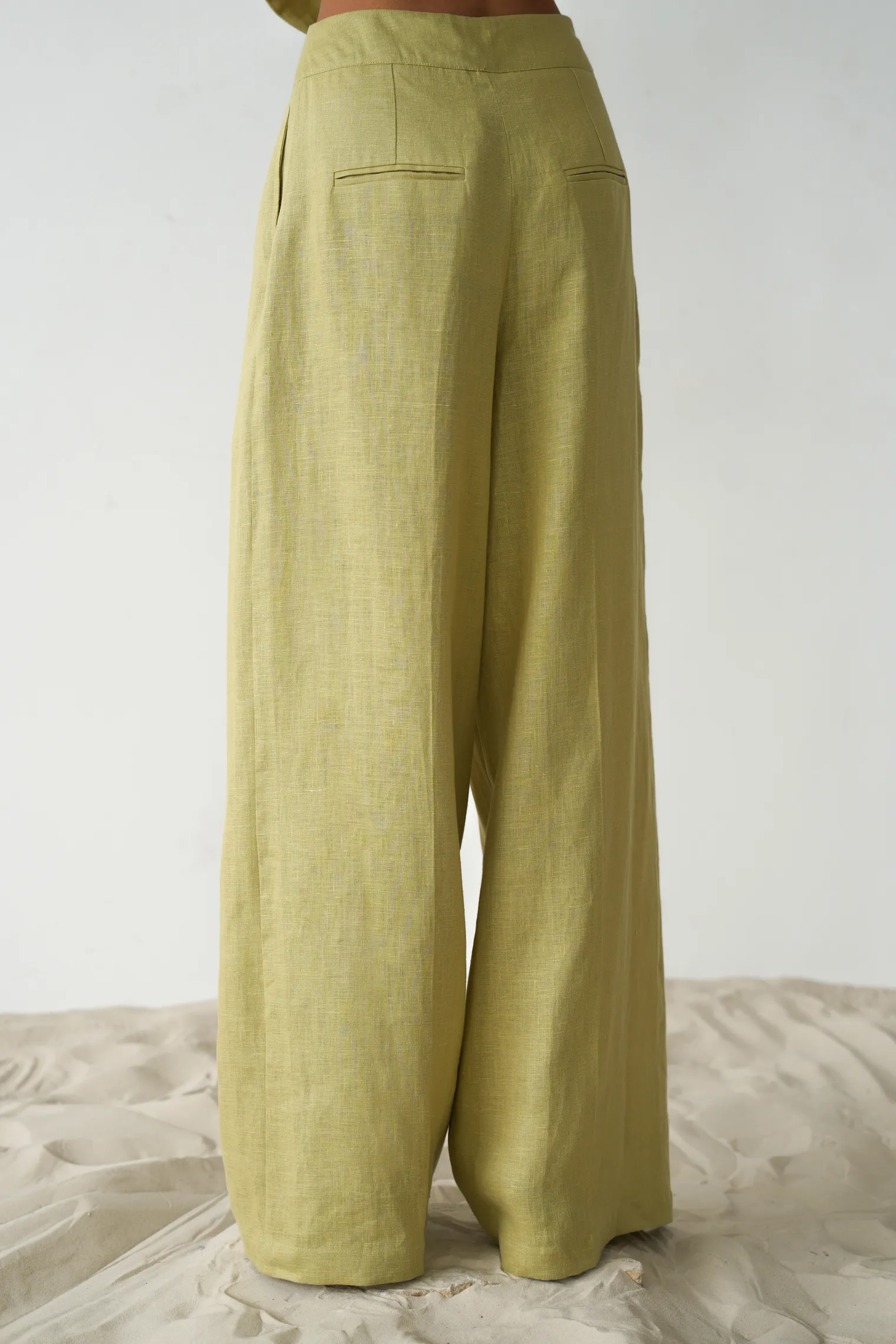 Брюки широкого кроя с завышенной талией со складками оливкового цвета фото 4
