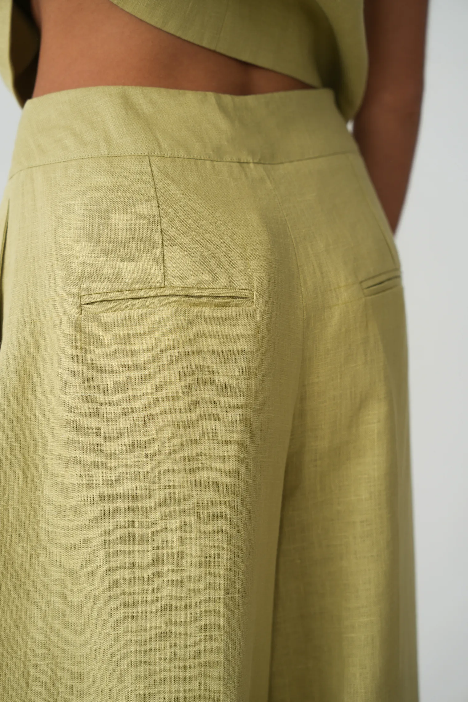 Брюки широкого кроя с завышенной талией со складками оливкового цвета фото 6