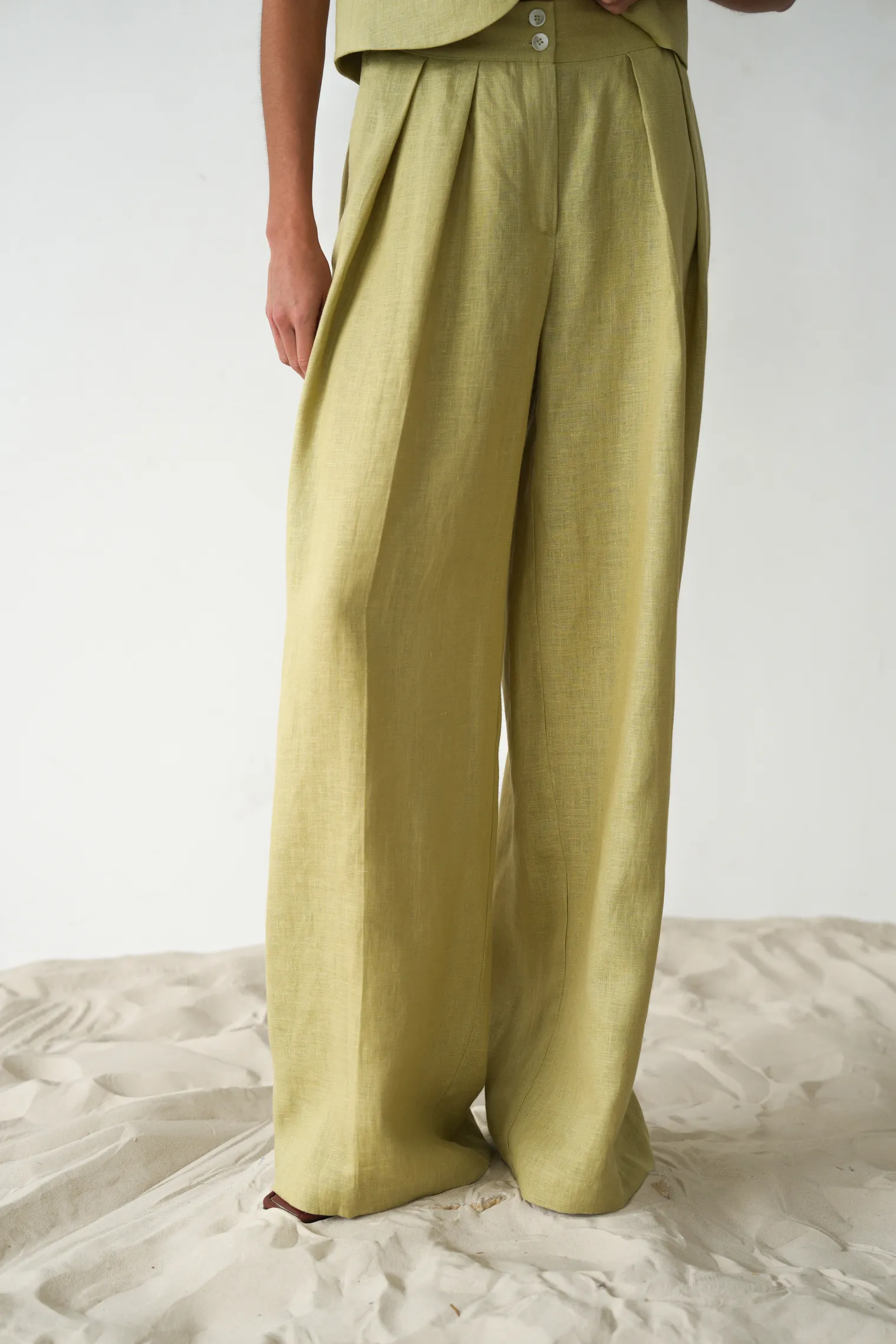Брюки широкого кроя с завышенной талией со складками оливкового цвета фото 3