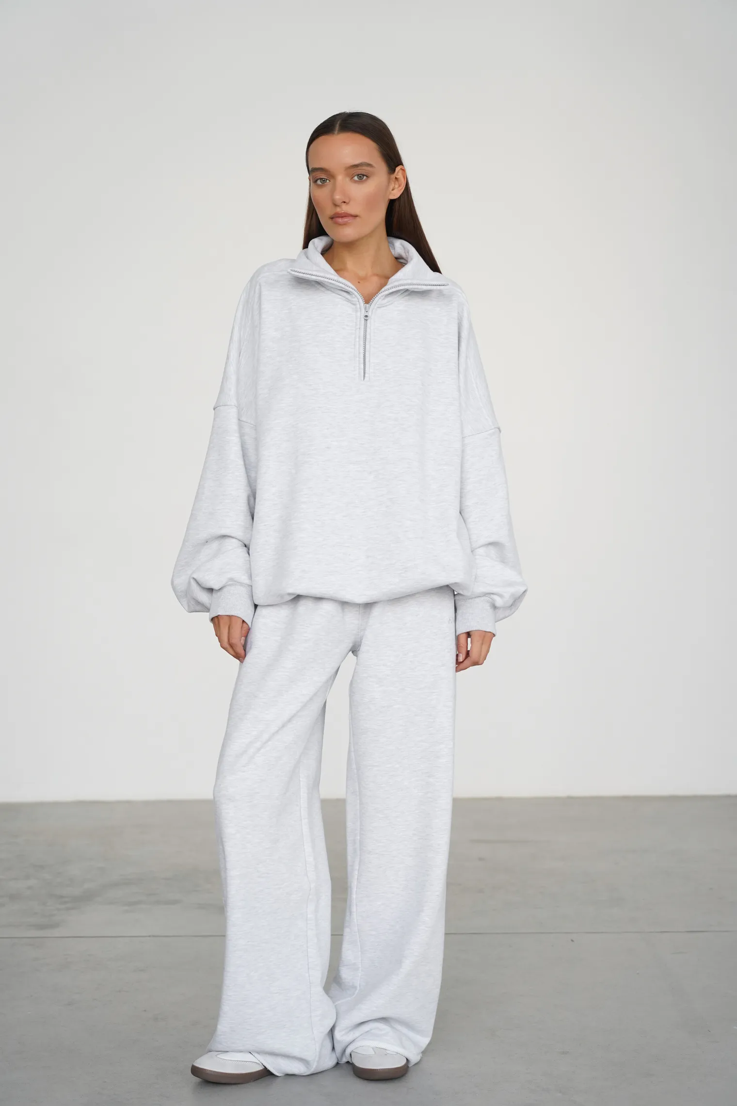 Свитшот из плотного хлопка с воротником на молнии цвета серый меланж фото 3