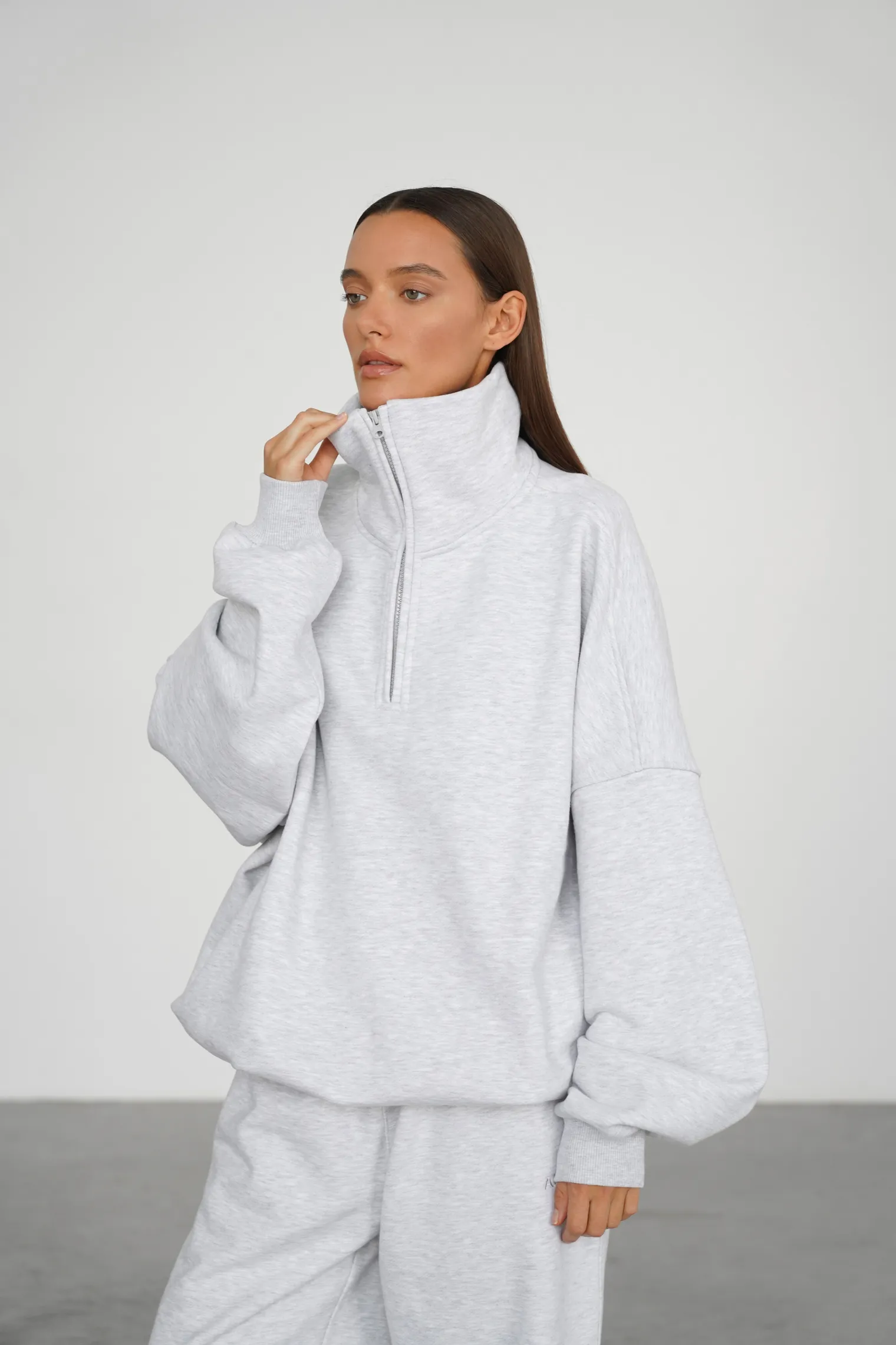 Свитшот из плотного хлопка с воротником на молнии цвета серый меланж фото 7