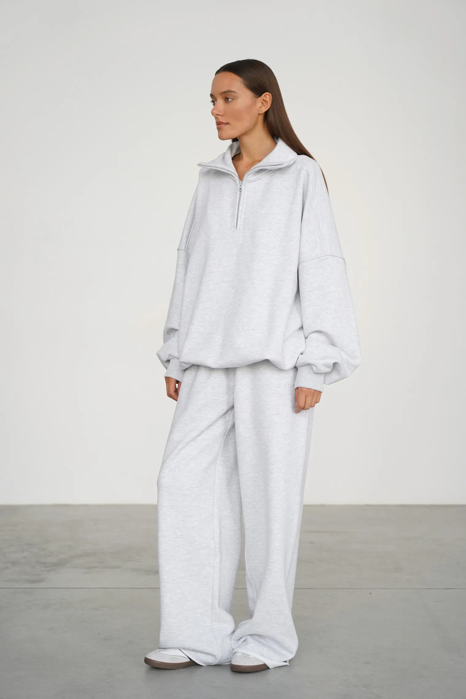 Свитшот из плотного хлопка с воротником на молнии цвета серый меланж фото 6