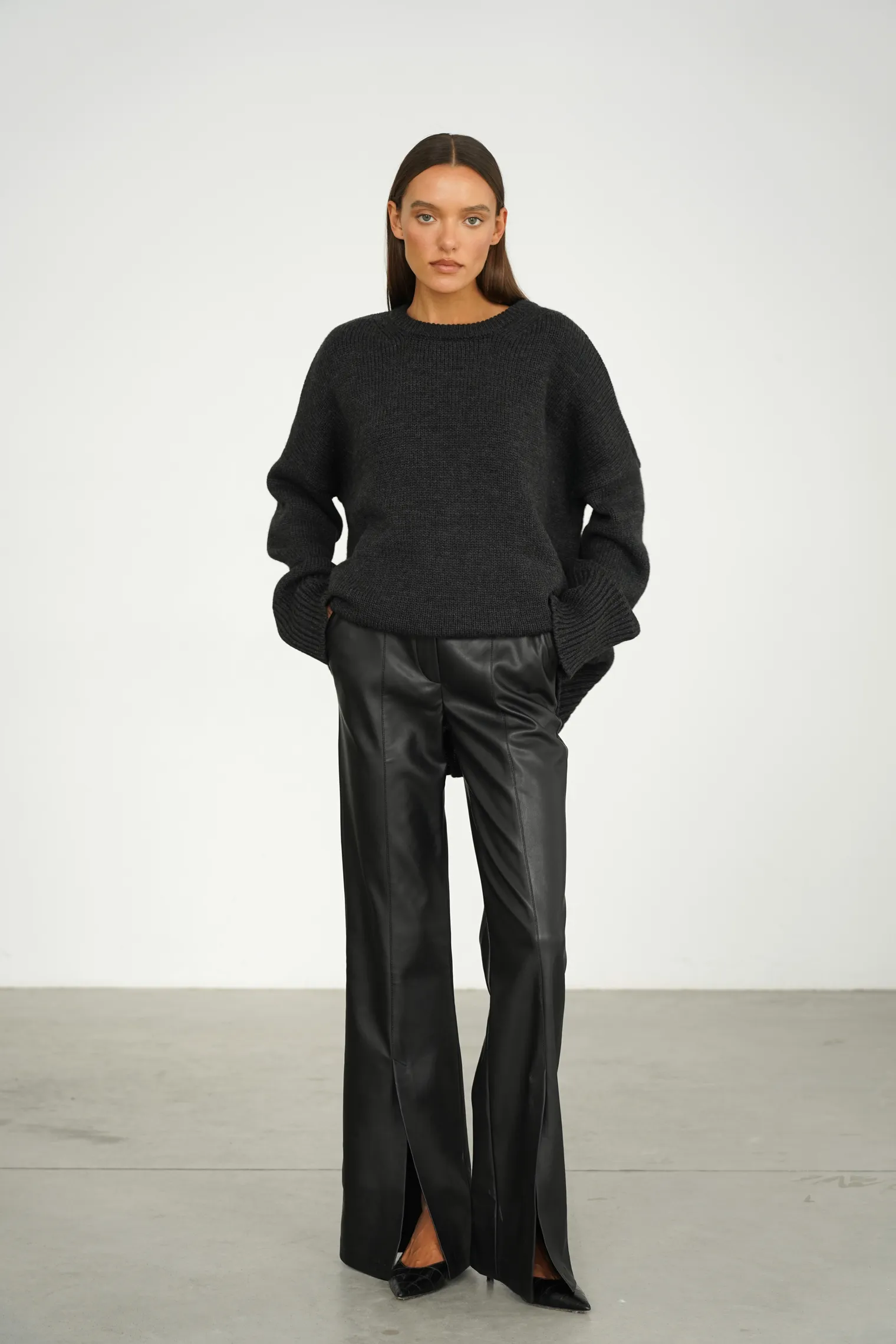 Брюки с завышенной талией из экокожи с разрезами чёрного цвета фото 3