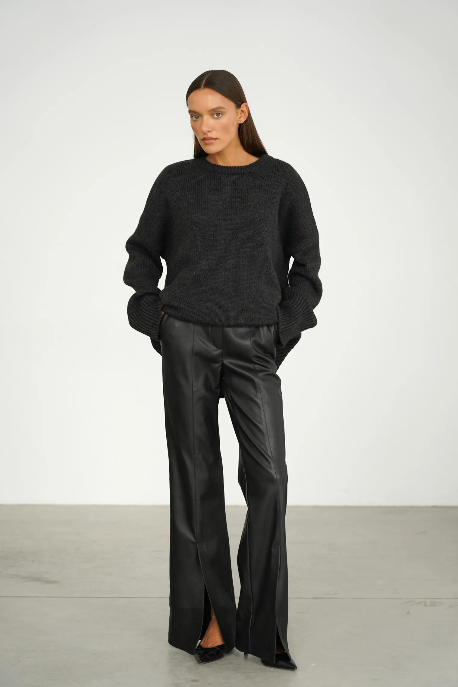 Брюки с завышенной талией из экокожи с разрезами чёрного цвета фото 6