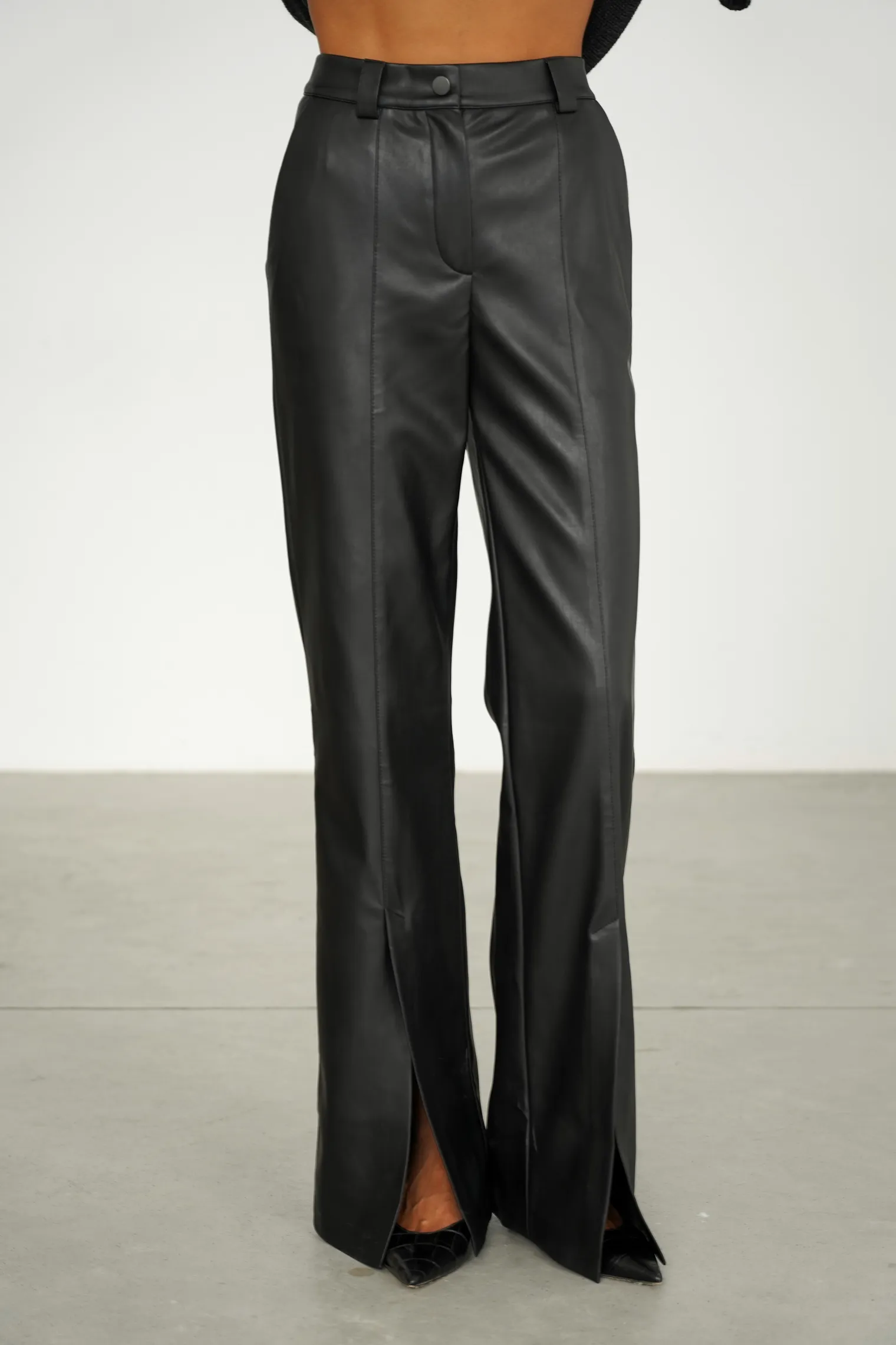 Брюки с завышенной талией из экокожи с разрезами чёрного цвета фото 7