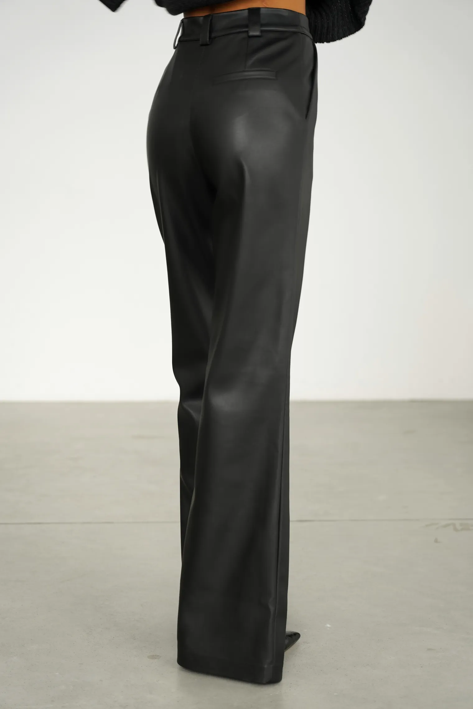 Брюки с завышенной талией из экокожи с разрезами чёрного цвета фото 4