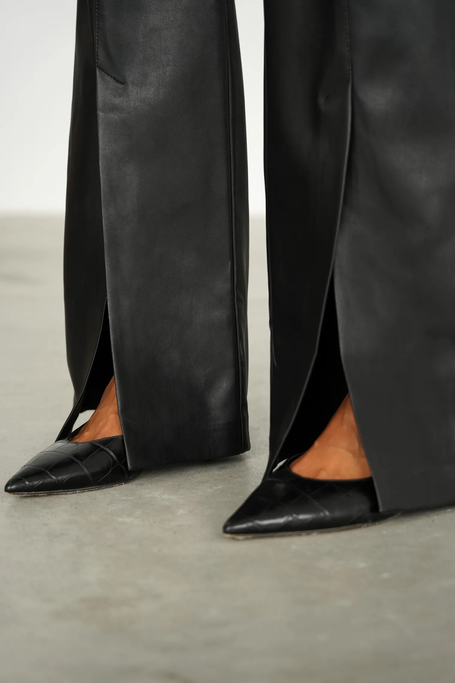 Брюки с завышенной талией из экокожи с разрезами чёрного цвета фото 5