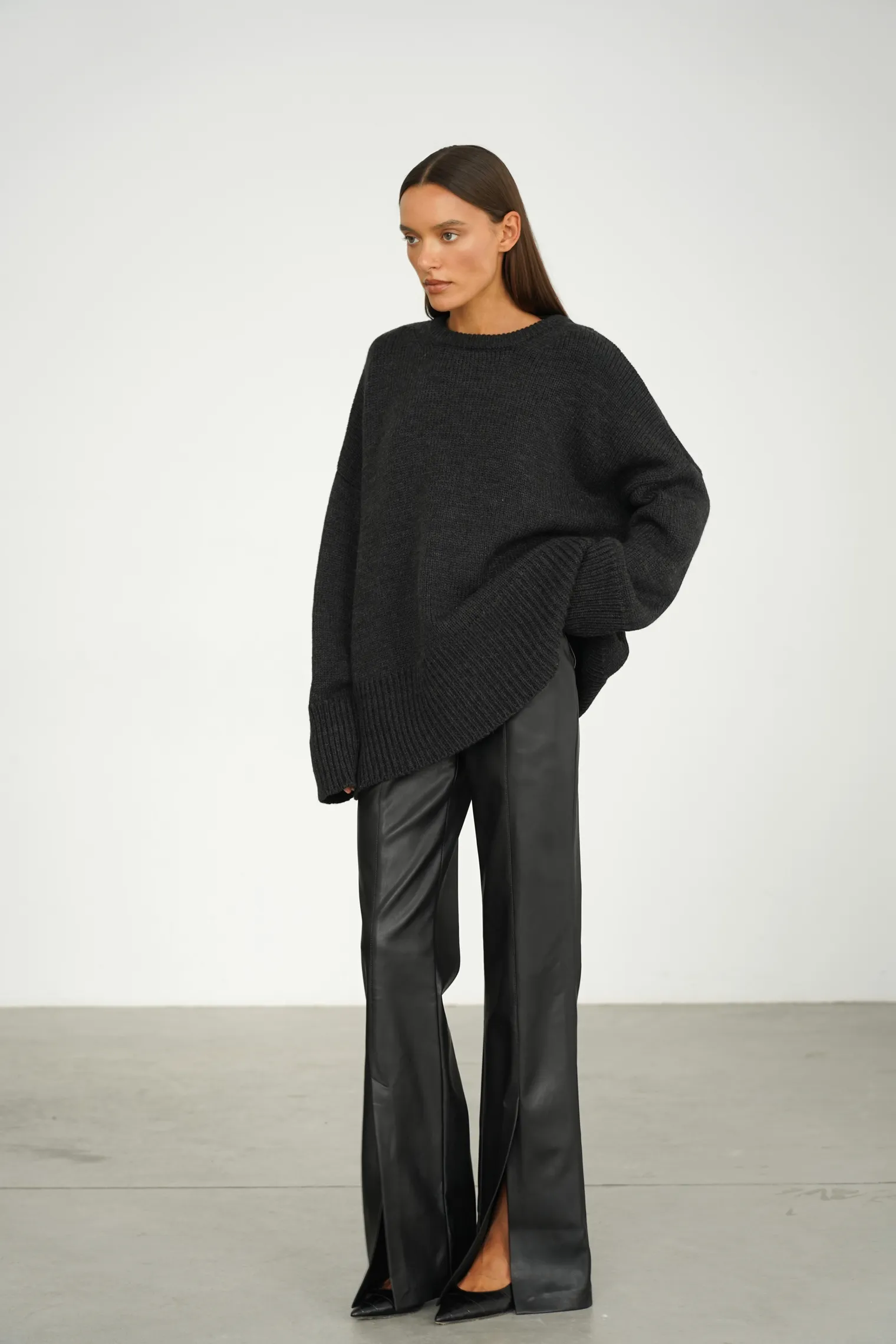 Брюки с завышенной талией из экокожи с разрезами чёрного цвета фото 1