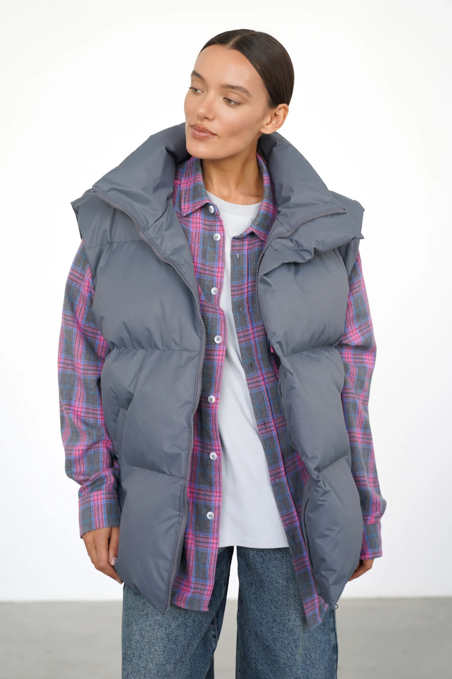 Жилет пуховой стёганный серого цвета фото 5