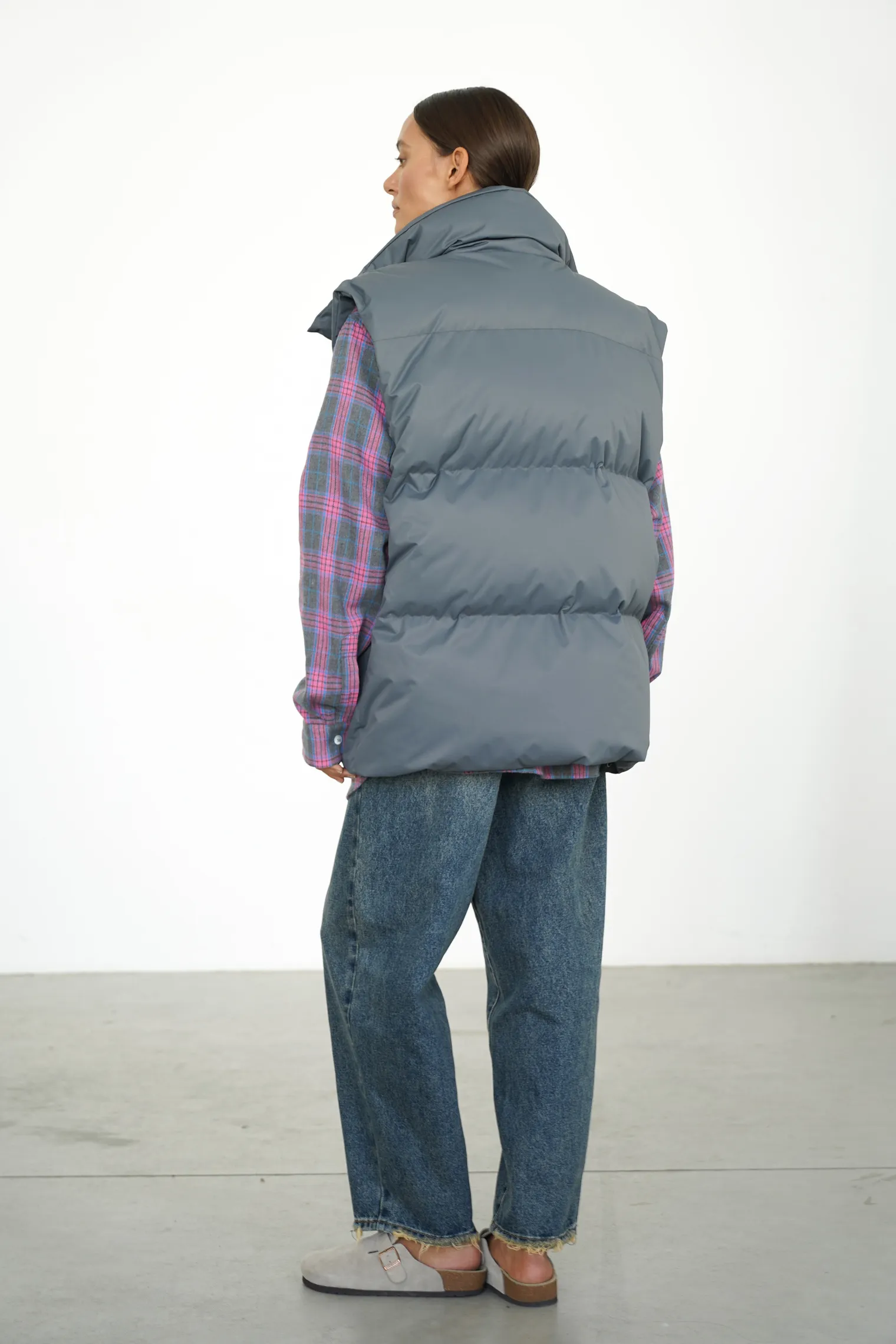 Жилет пуховой стёганный серого цвета фото 4