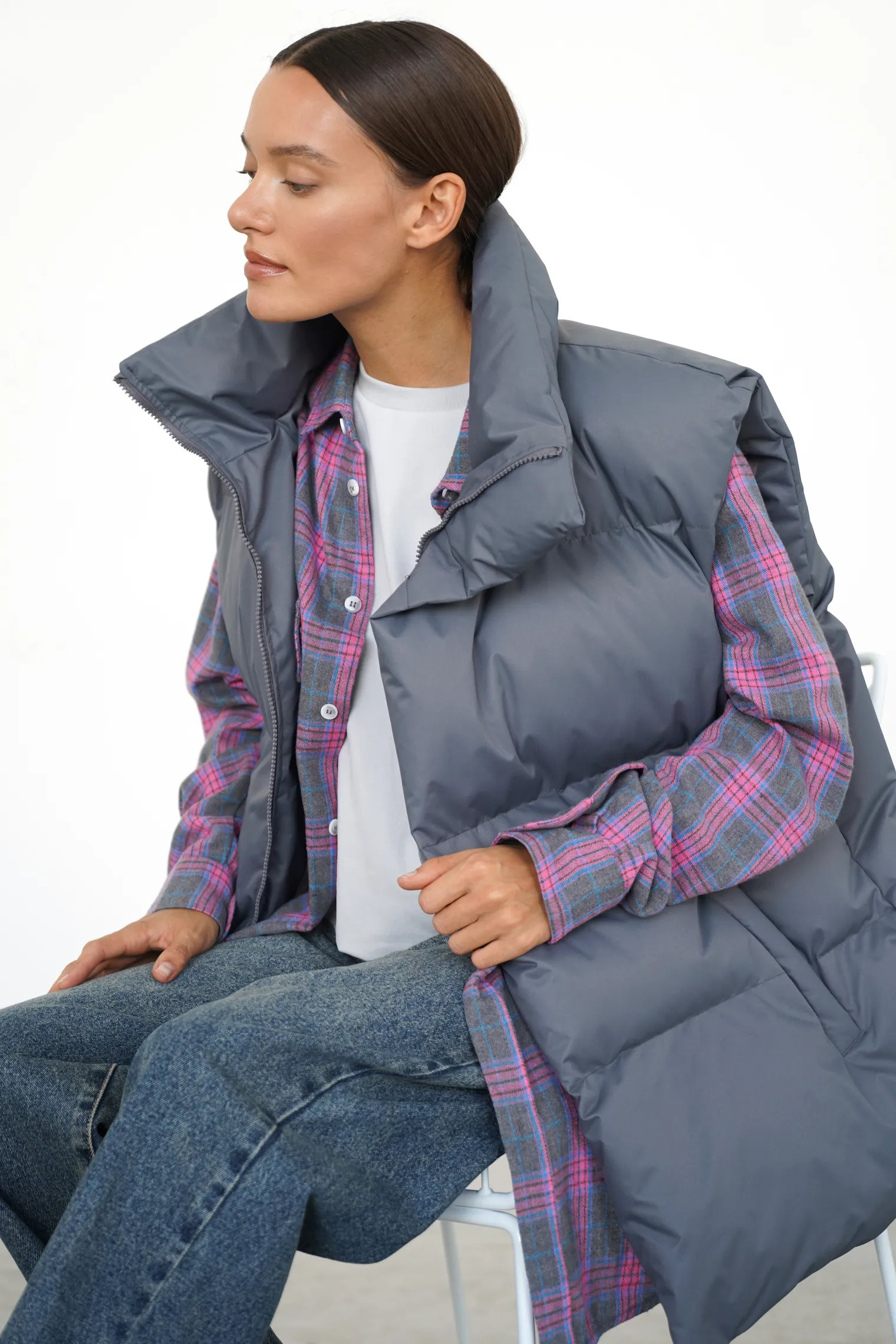 Жилет пуховой стёганный серого цвета фото 1